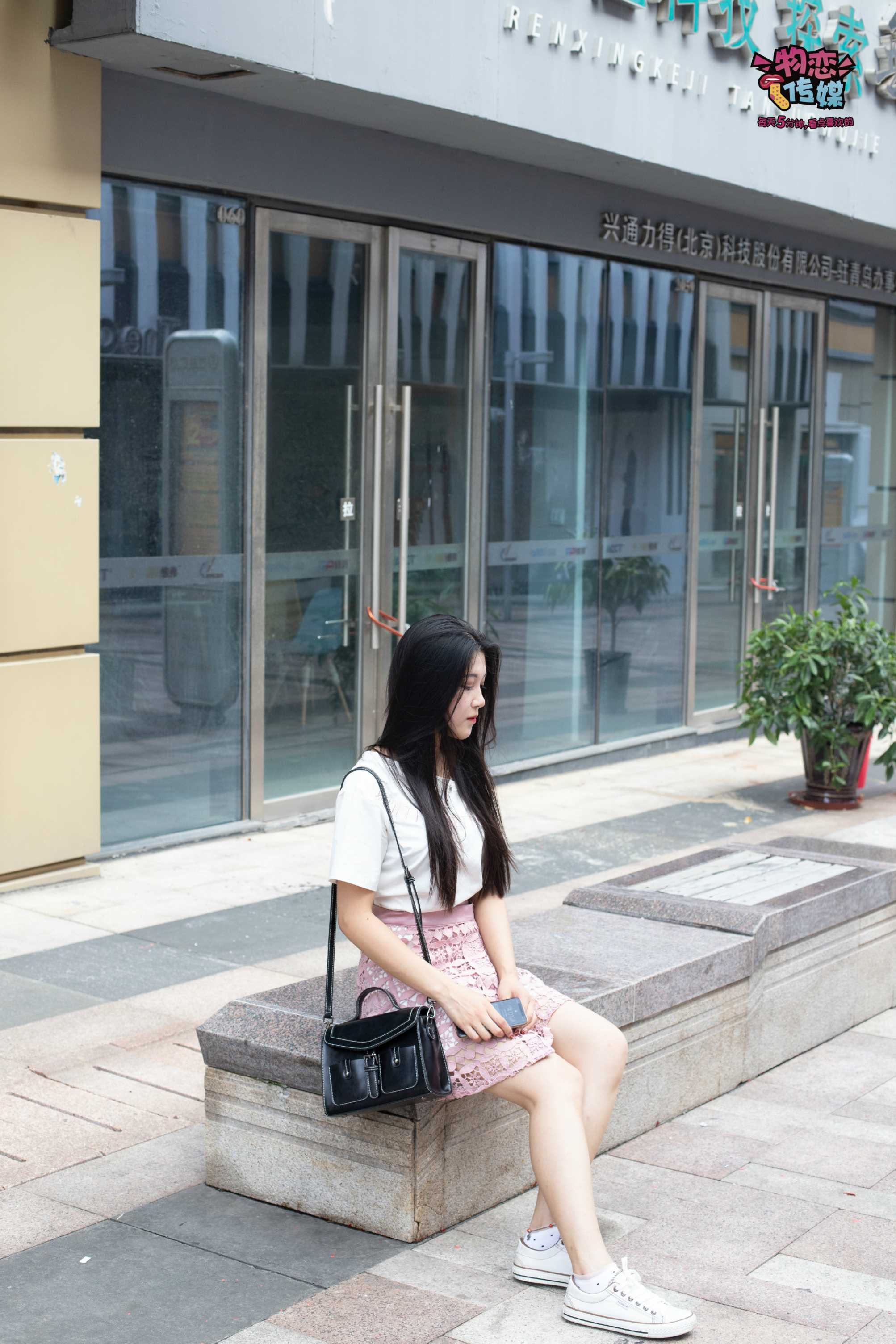 物恋传媒 No.051 俏皮露肩T恤搭配粉色小短裙,白色板鞋配白色斑点袜  [148P+1V1.10GB]