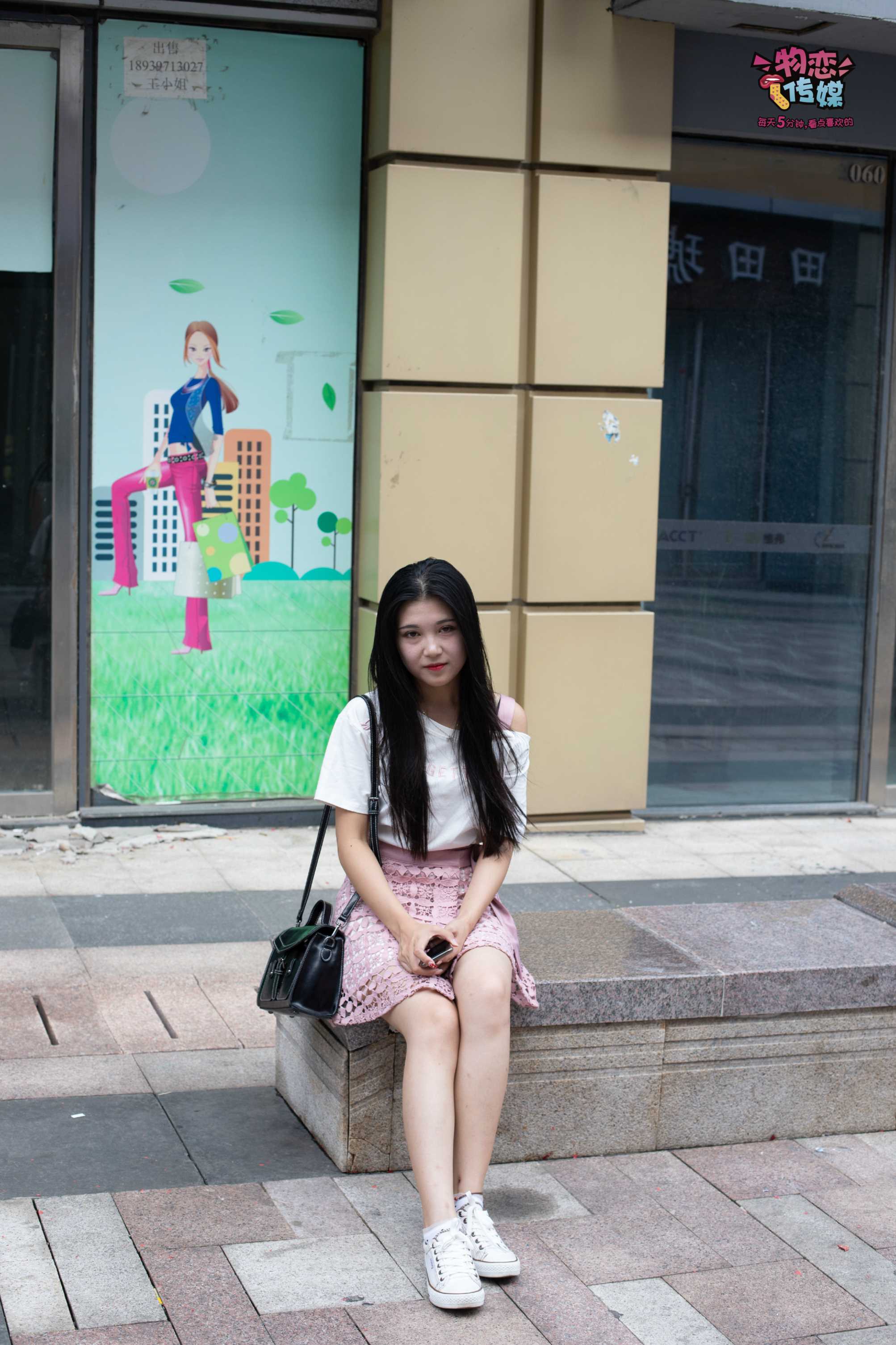 物恋传媒 No.051 俏皮露肩T恤搭配粉色小短裙,白色板鞋配白色斑点袜  [148P+1V1.10GB]