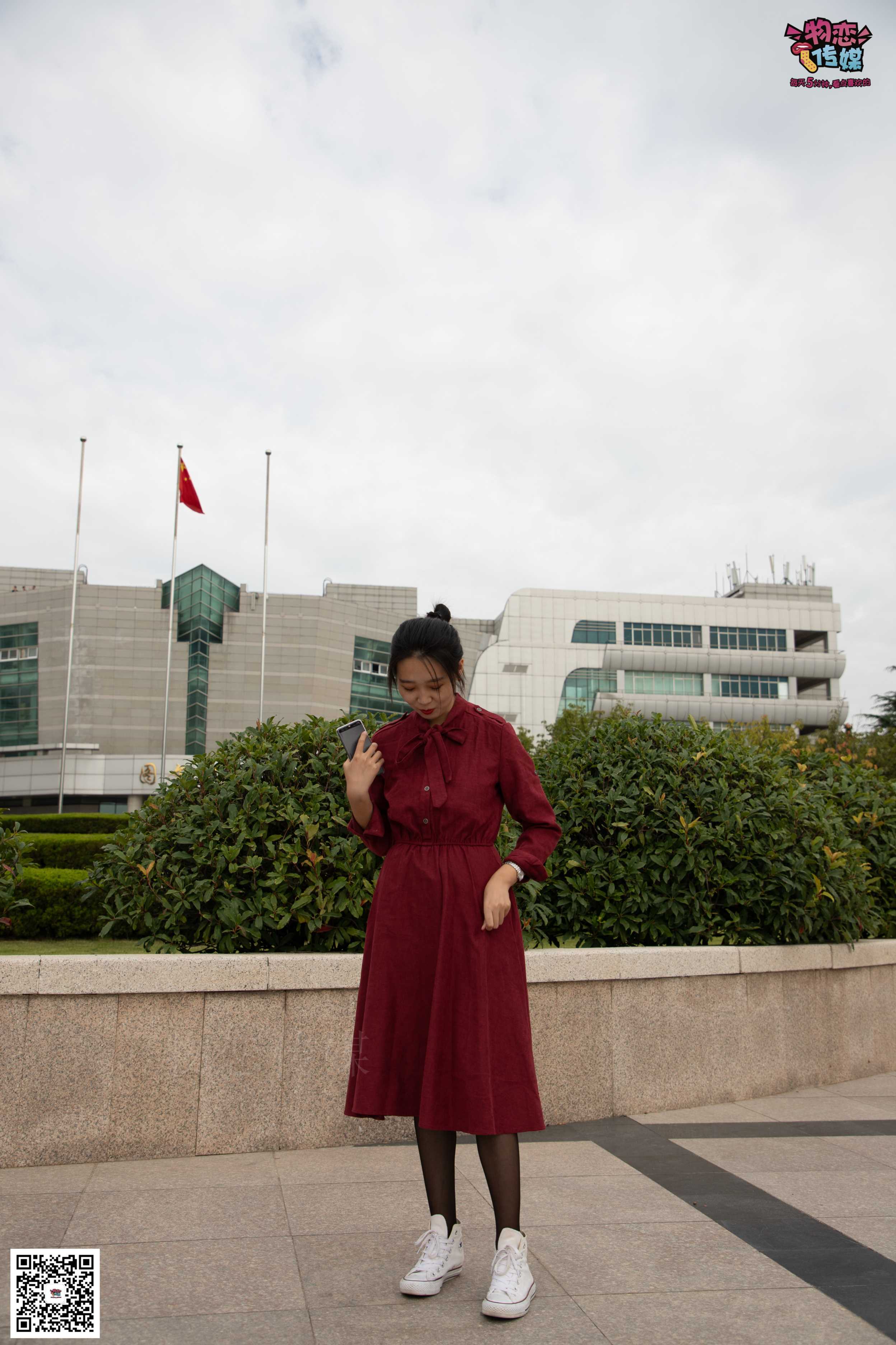 物恋传媒 No.055 一袭红的神秘与热情,经典白色匡威高帮配  [143P+1V1.09GB]