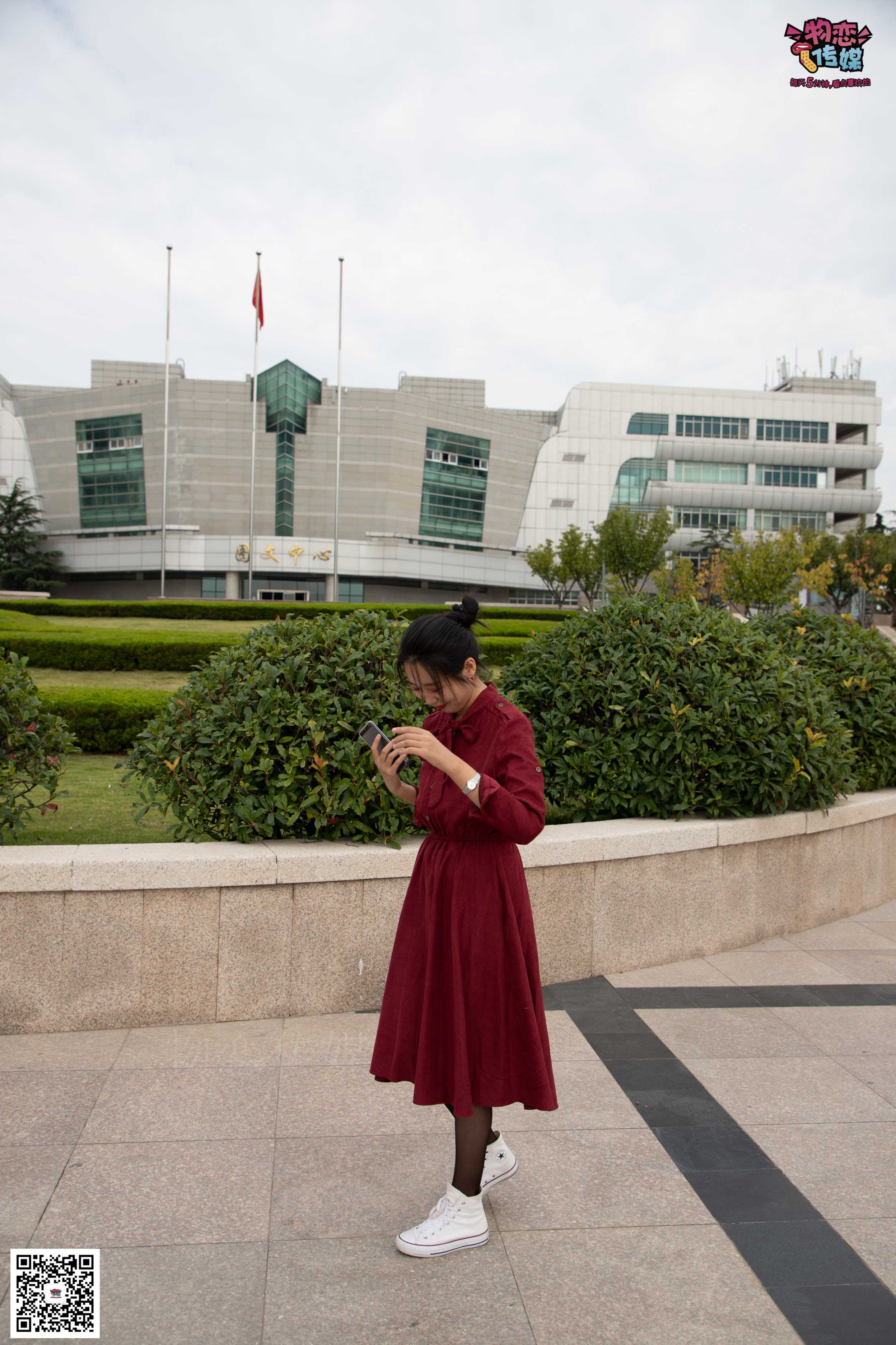 物恋传媒 No.055 一袭红的神秘与热情,经典白色匡威高帮配  [143P+1V1.09GB]