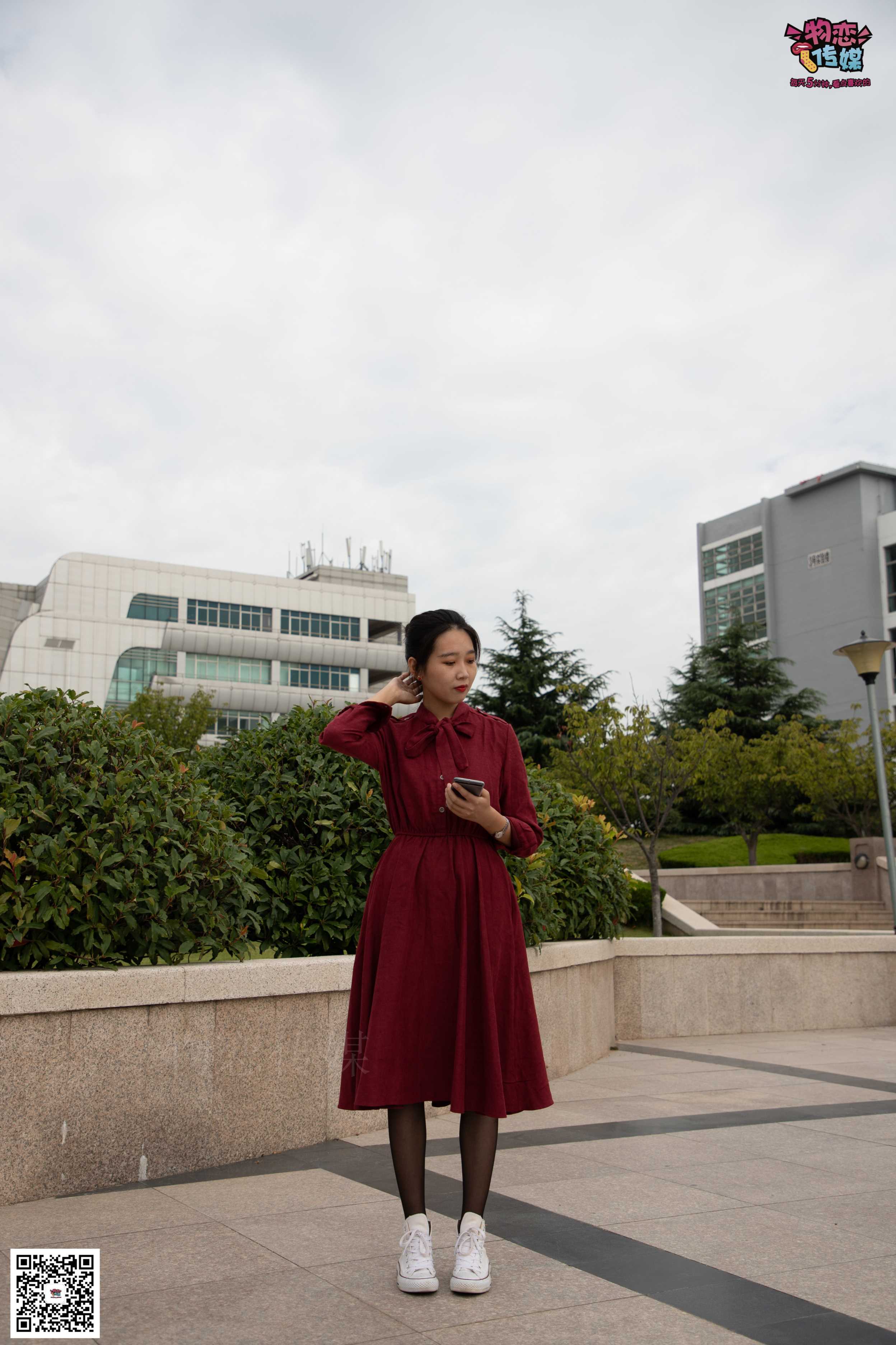 物恋传媒 No.055 一袭红的神秘与热情,经典白色匡威高帮配  [143P+1V1.09GB]