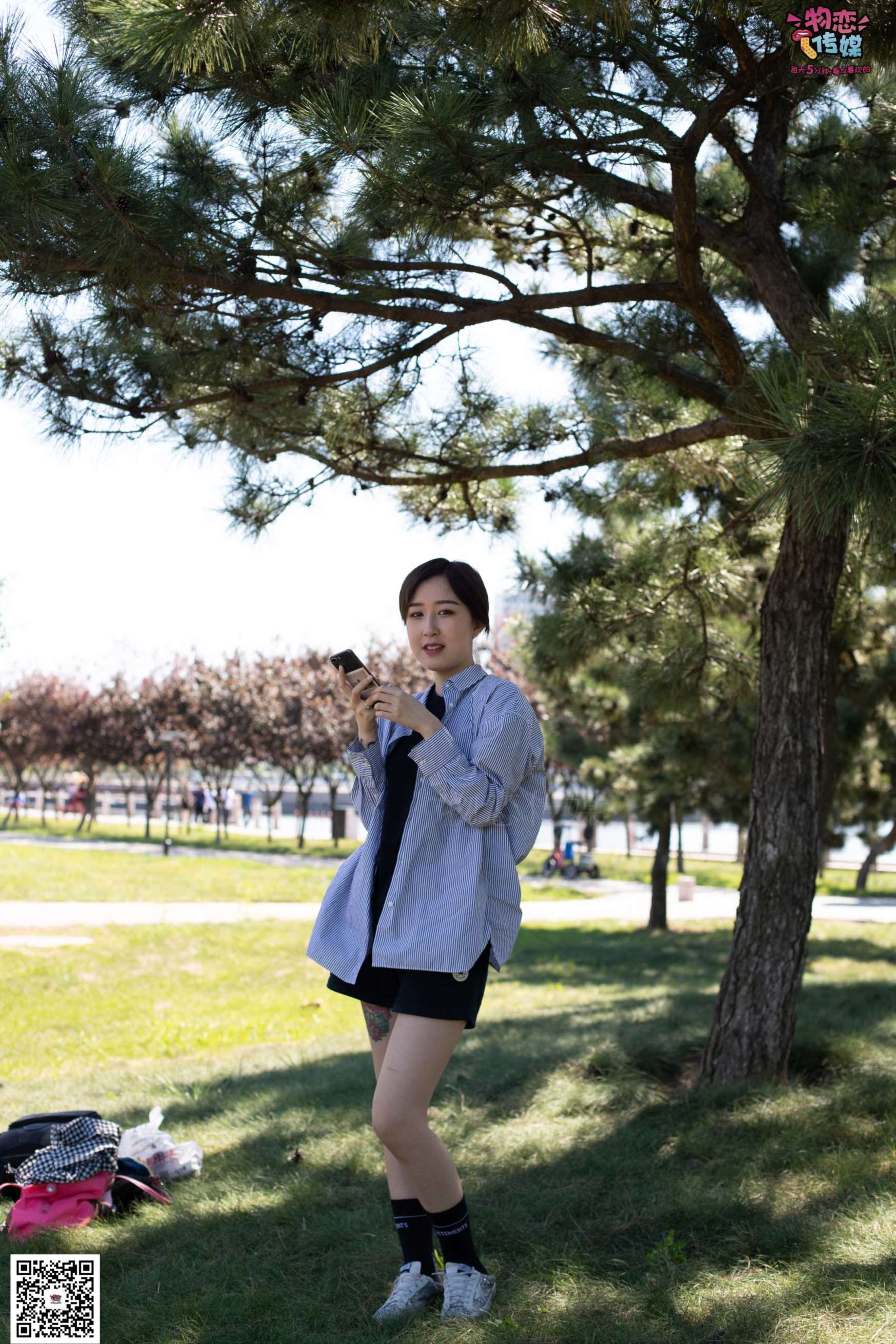 物恋传媒 No.056 眼神犀利,表情高冷小姐姐的深蓝色棉袜  [160P+1V1.35GB]