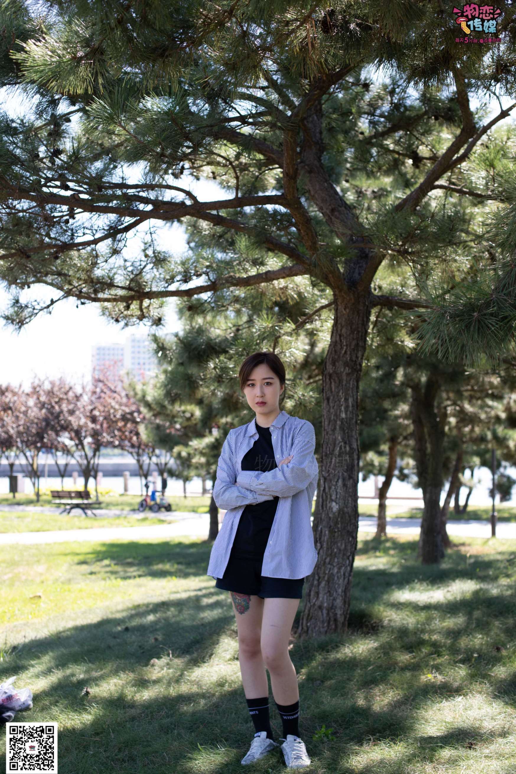 物恋传媒 No.056 眼神犀利,表情高冷小姐姐的深蓝色棉袜  [160P+1V1.35GB]