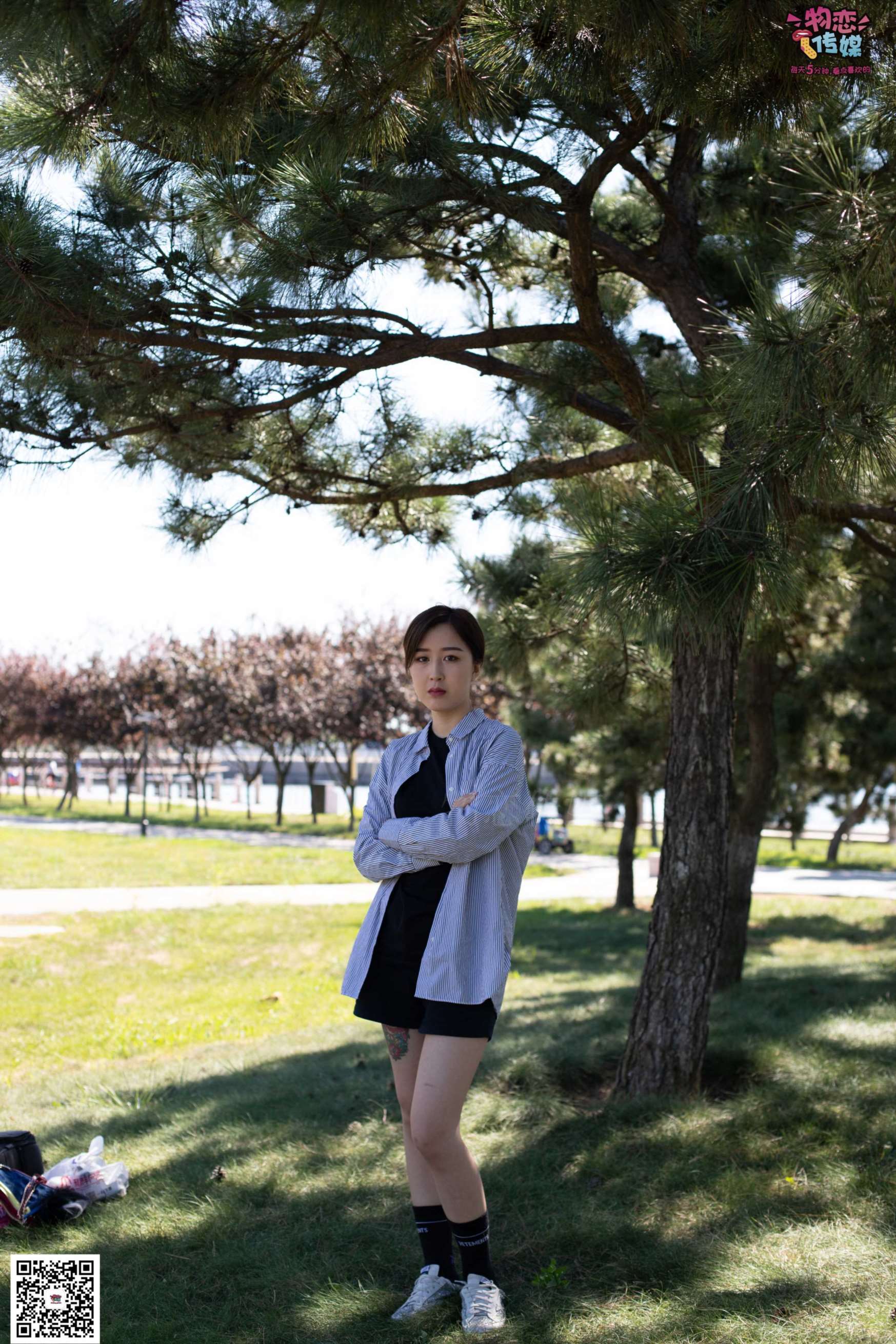 物恋传媒 No.056 眼神犀利,表情高冷小姐姐的深蓝色棉袜  [160P+1V1.35GB]