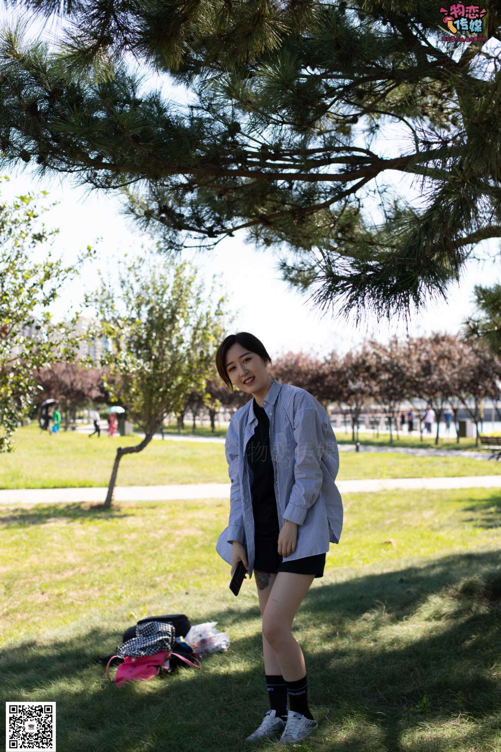 物恋传媒 No.056 眼神犀利,表情高冷小姐姐的深蓝色棉袜  [160P+1V1.35GB]