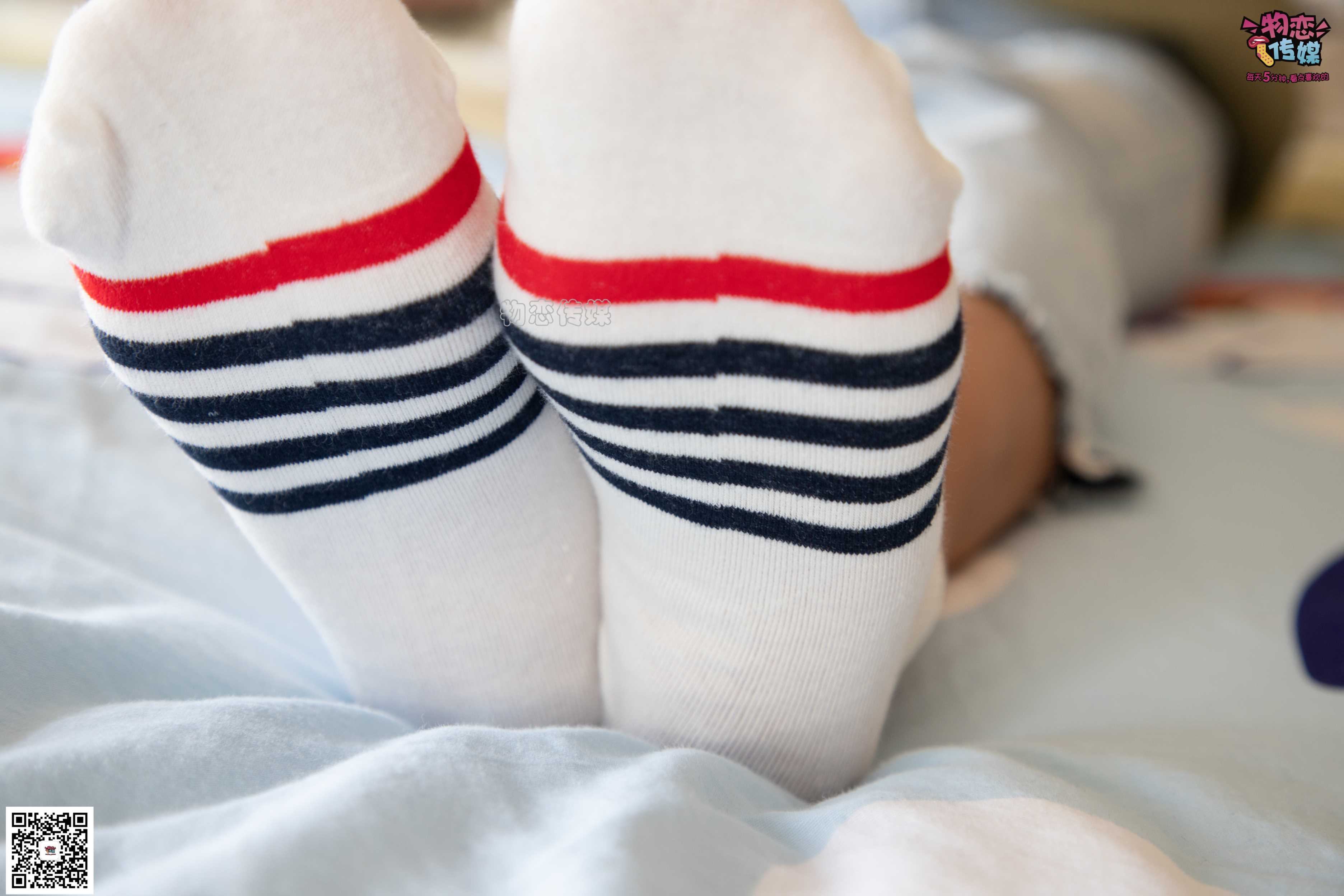 物恋传媒 No.067 锁骨的秘密。白色板鞋配白色横纹棉袜  [189P+1V1.14GB]