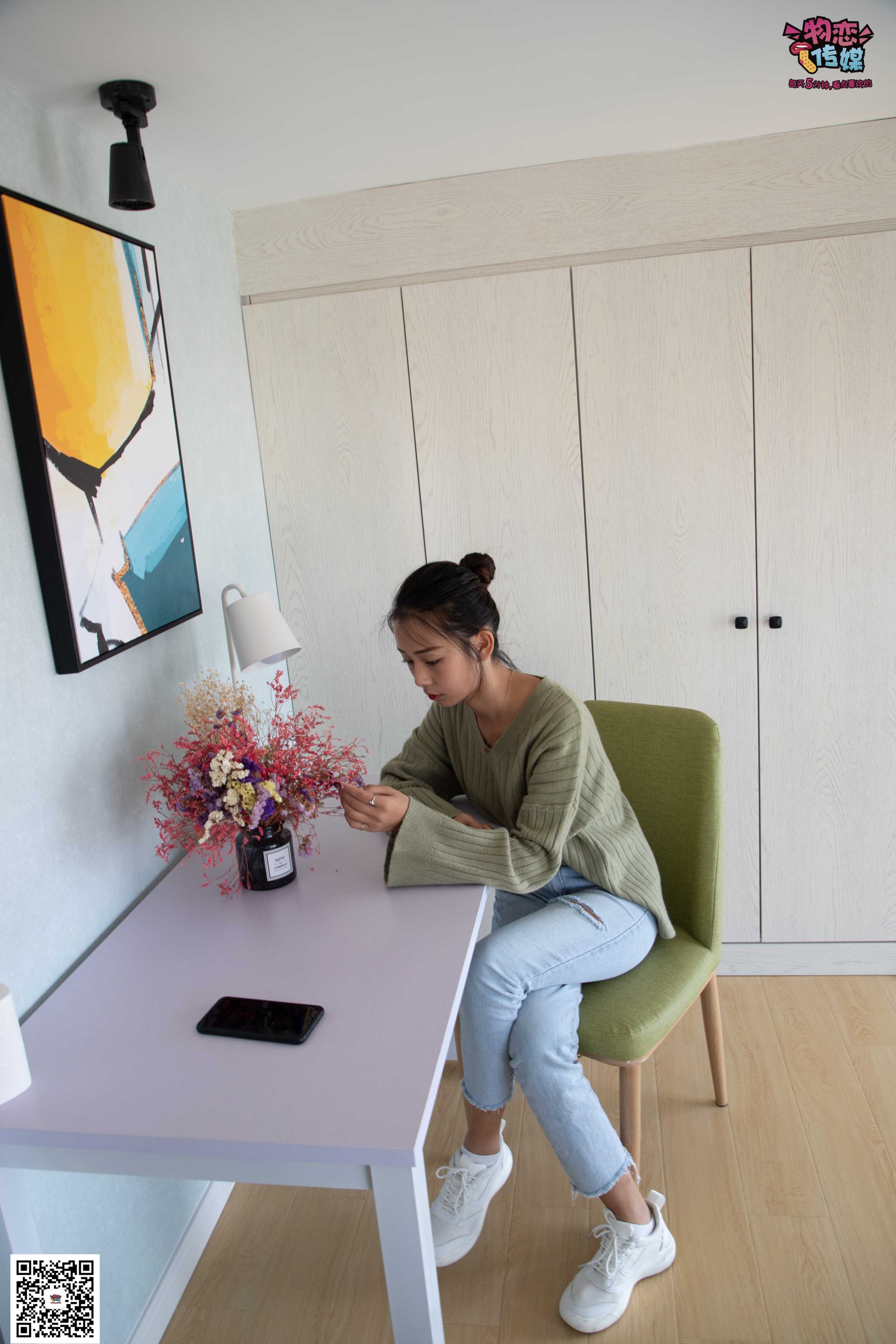 物恋传媒 No.067 锁骨的秘密。白色板鞋配白色横纹棉袜  [189P+1V1.14GB]