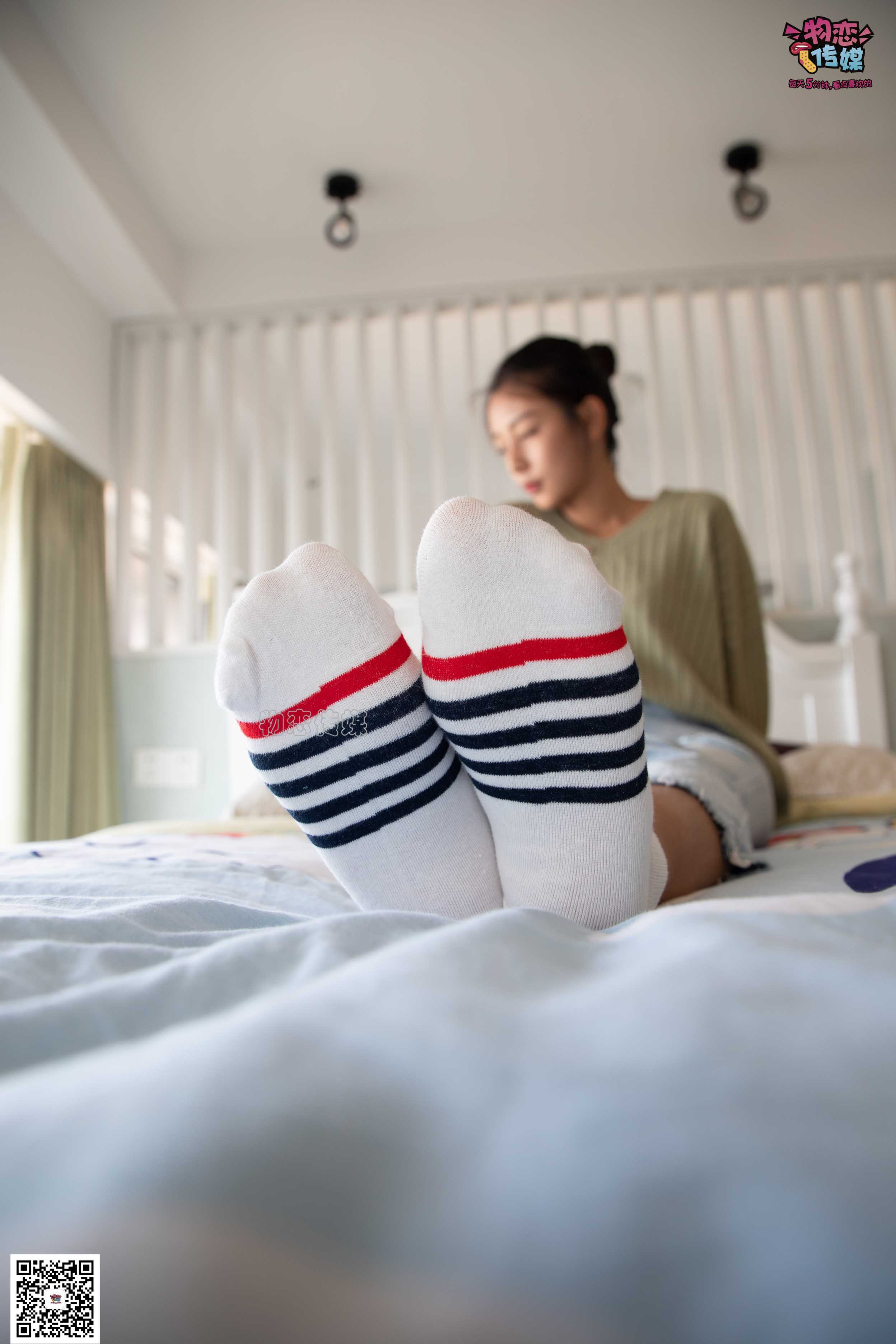 物恋传媒 No.067 锁骨的秘密。白色板鞋配白色横纹棉袜  [189P+1V1.14GB]