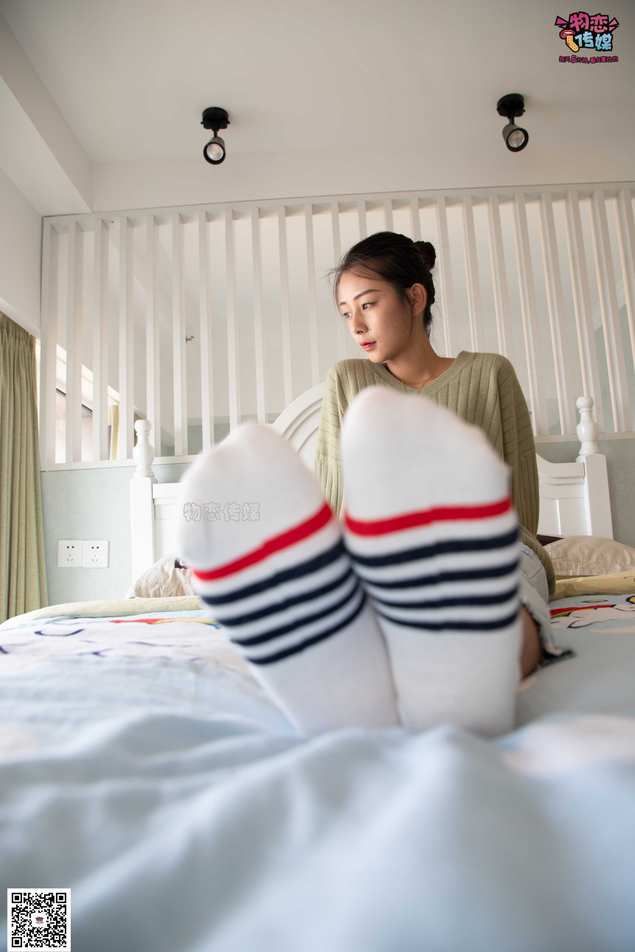 物恋传媒 No.067 锁骨的秘密。白色板鞋配白色横纹棉袜  [189P+1V1.14GB]