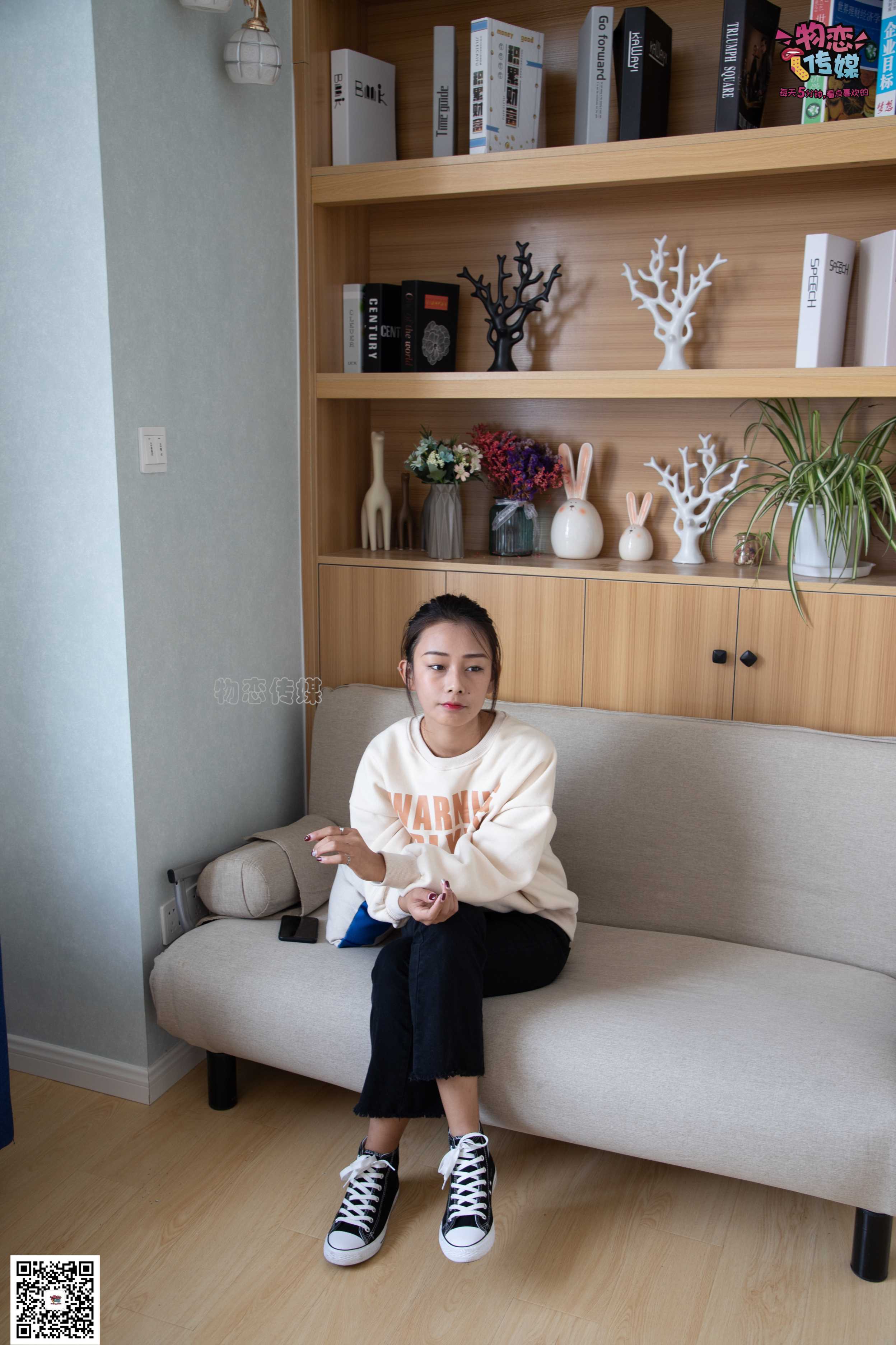 物恋传媒 No.075 岚岚-语笑嫣然，隔壁班女同学感觉。  [160P+1V1.03GB]