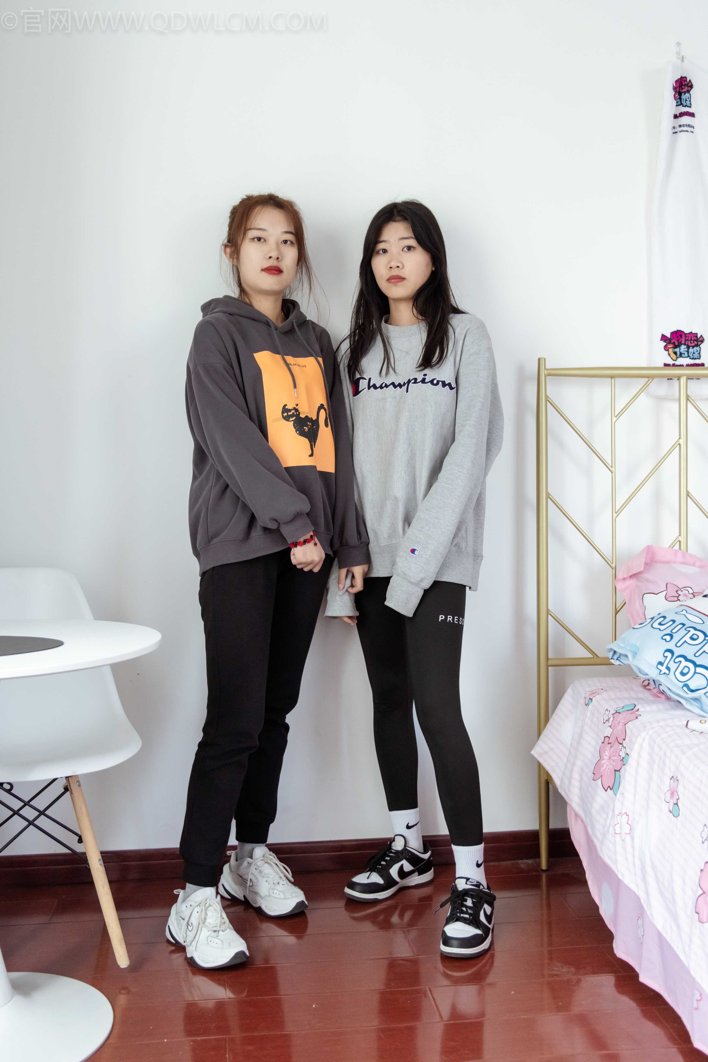 物恋传媒 NO.1021 闺蜜-AJ板鞋、棉袜、脚尖透明款、 [151P+1V／4.88GB]