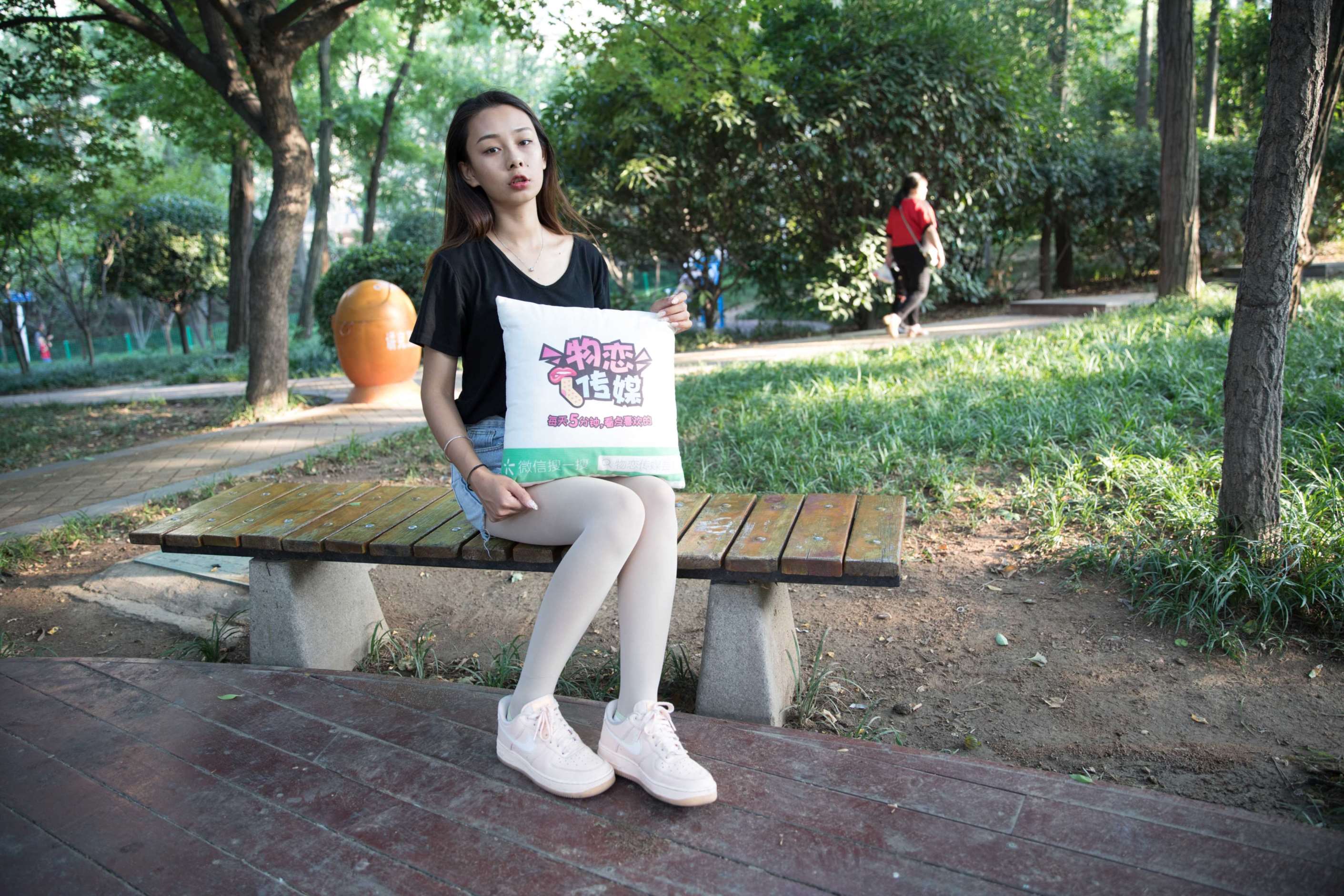 物恋传媒 No.173 岚岚-繁闹公园中的安静姑娘  [168P+1V4.23G]