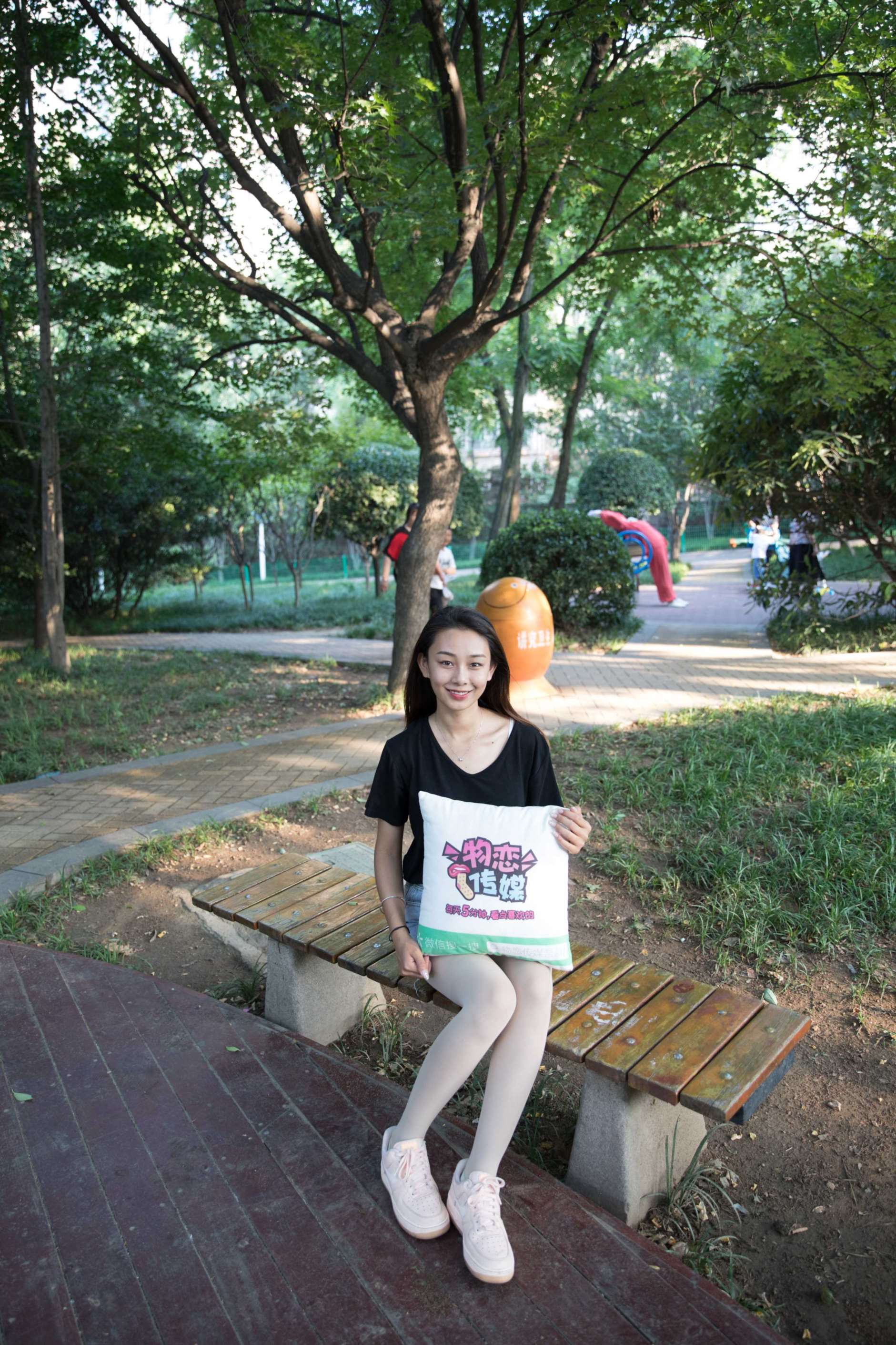 物恋传媒 No.173 岚岚-繁闹公园中的安静姑娘  [168P+1V4.23G]