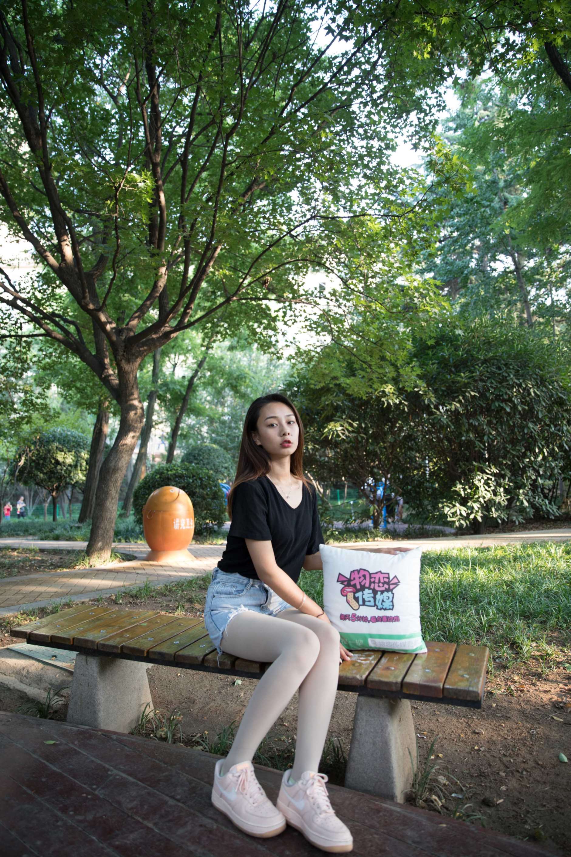 物恋传媒 No.173 岚岚-繁闹公园中的安静姑娘  [168P+1V4.23G]