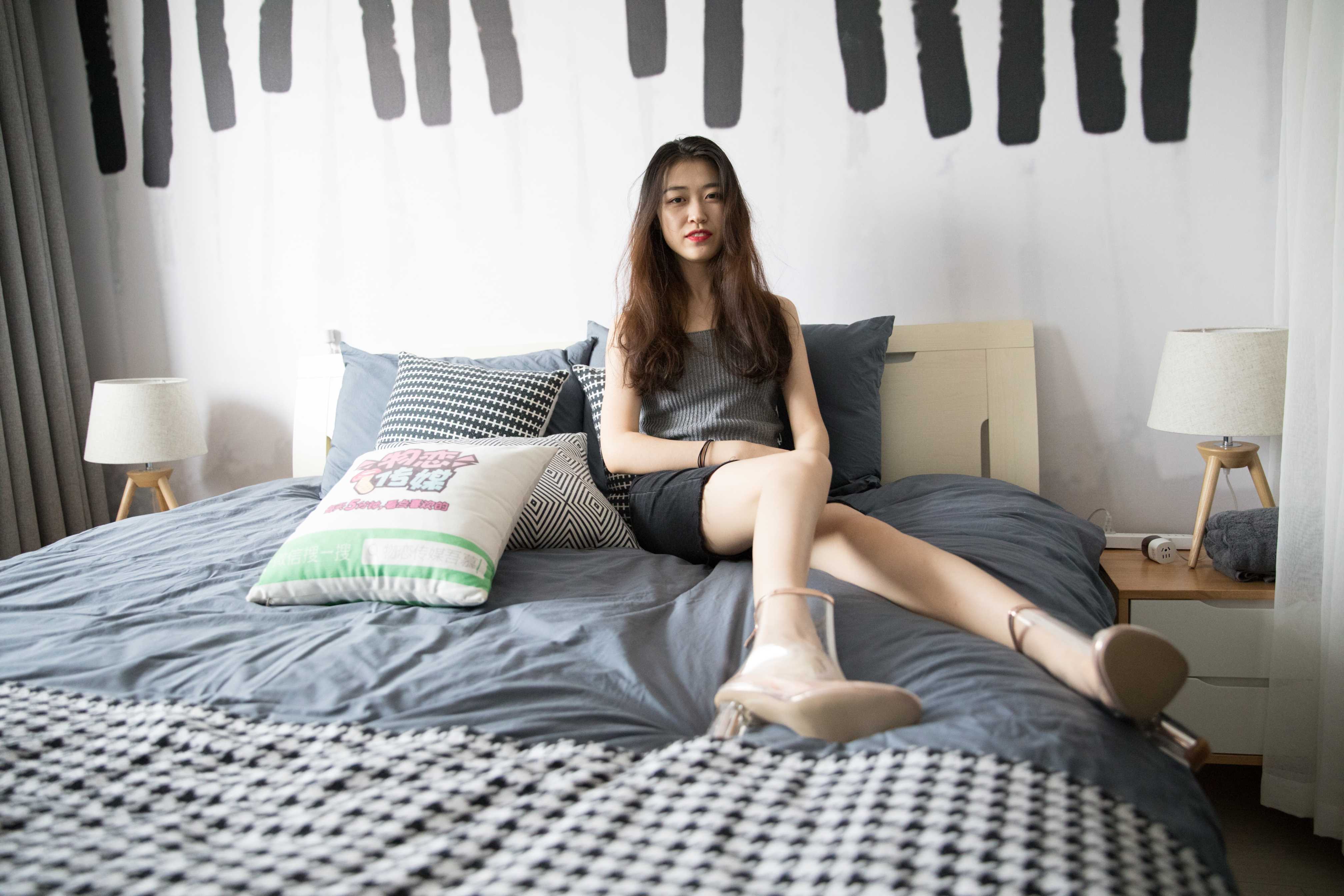 物恋传媒 No.185 佳琪-不多见的小高跟  [126P+1V2.42G]