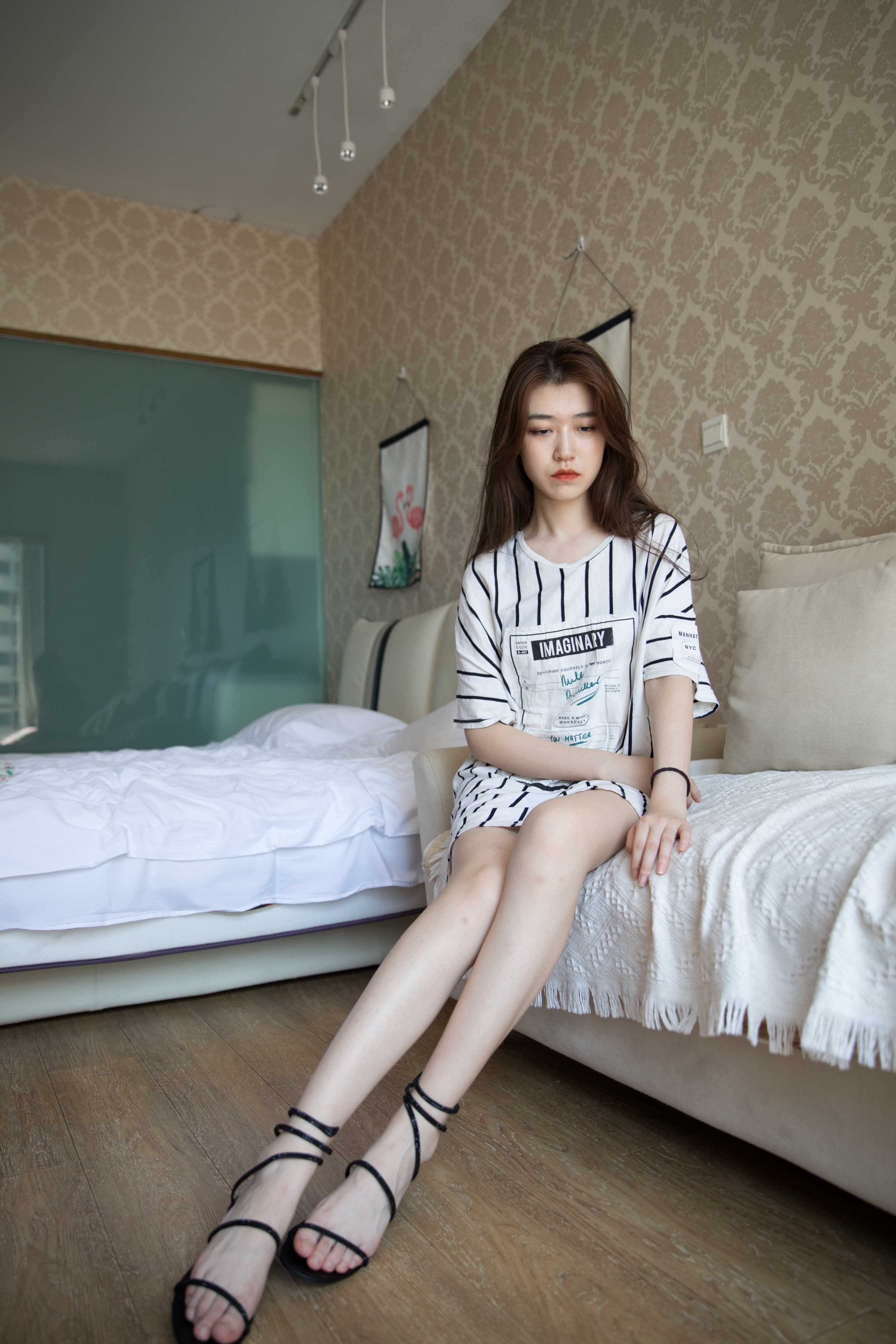 物恋传媒 No.199 佳琪-T恤与高跟鞋  [122P+1V2.81G]