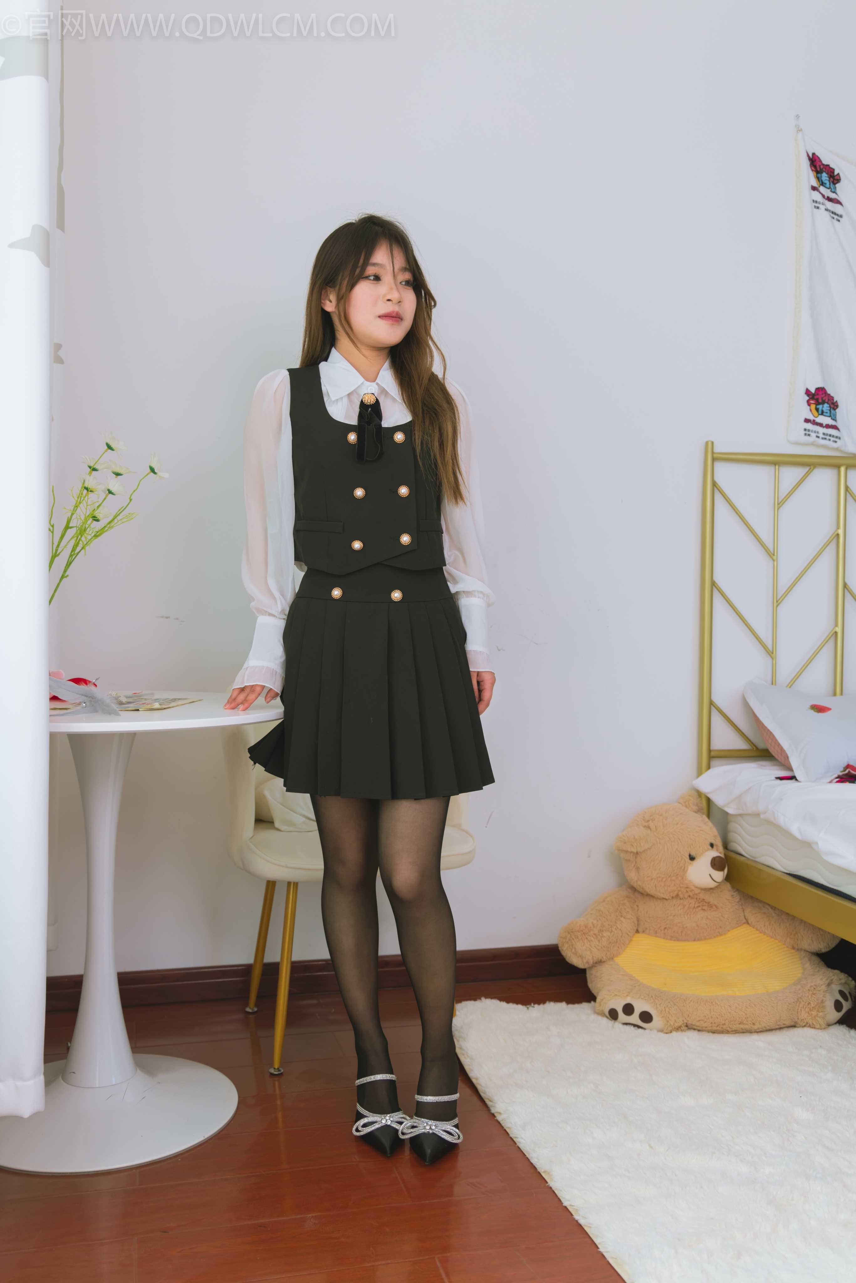 物恋传媒 NO.1517 闪闪-H白中闪耀 [150P+1V／3.88GB]