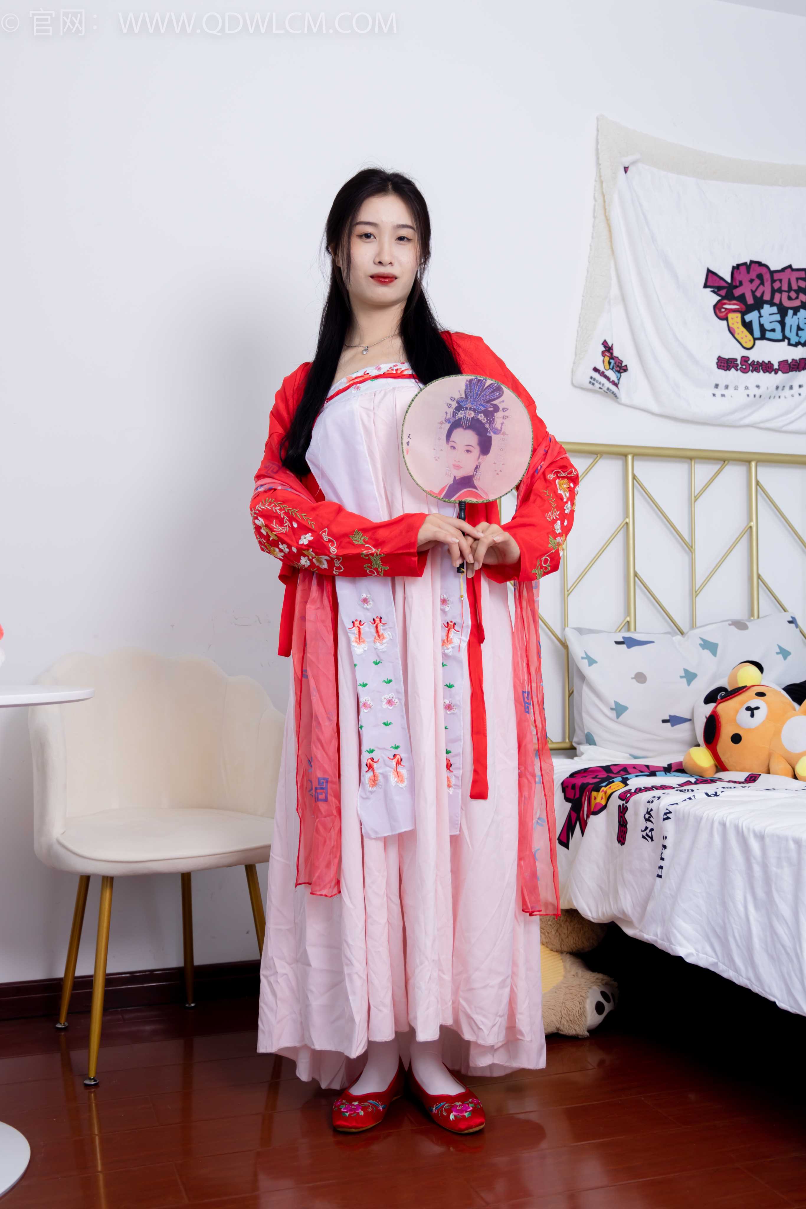 物恋传媒 NO.1872 绒绒-红衣飘飘 [180P-1V-3.84G]