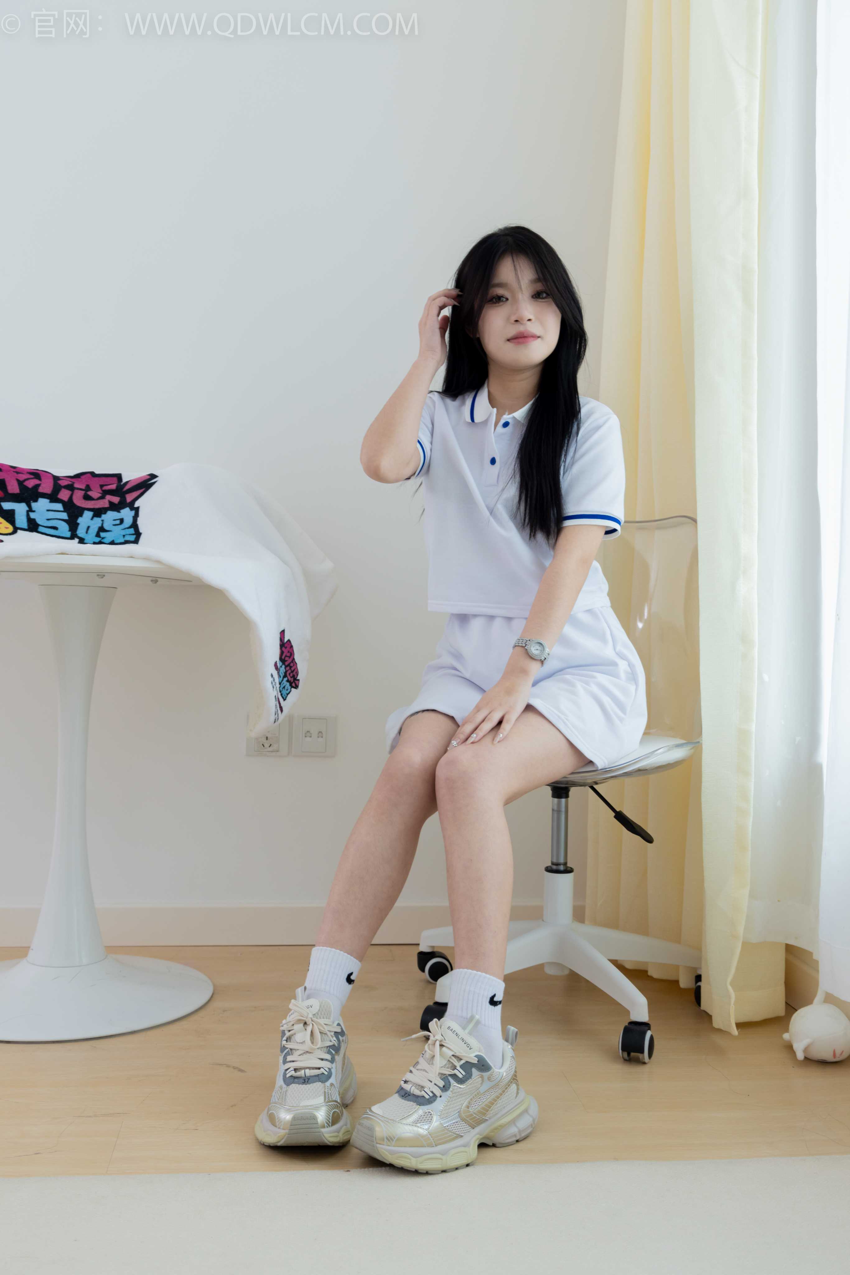 物恋传媒 NO.1888 闪闪-风禾尽起 [160P-1V-3.73G]