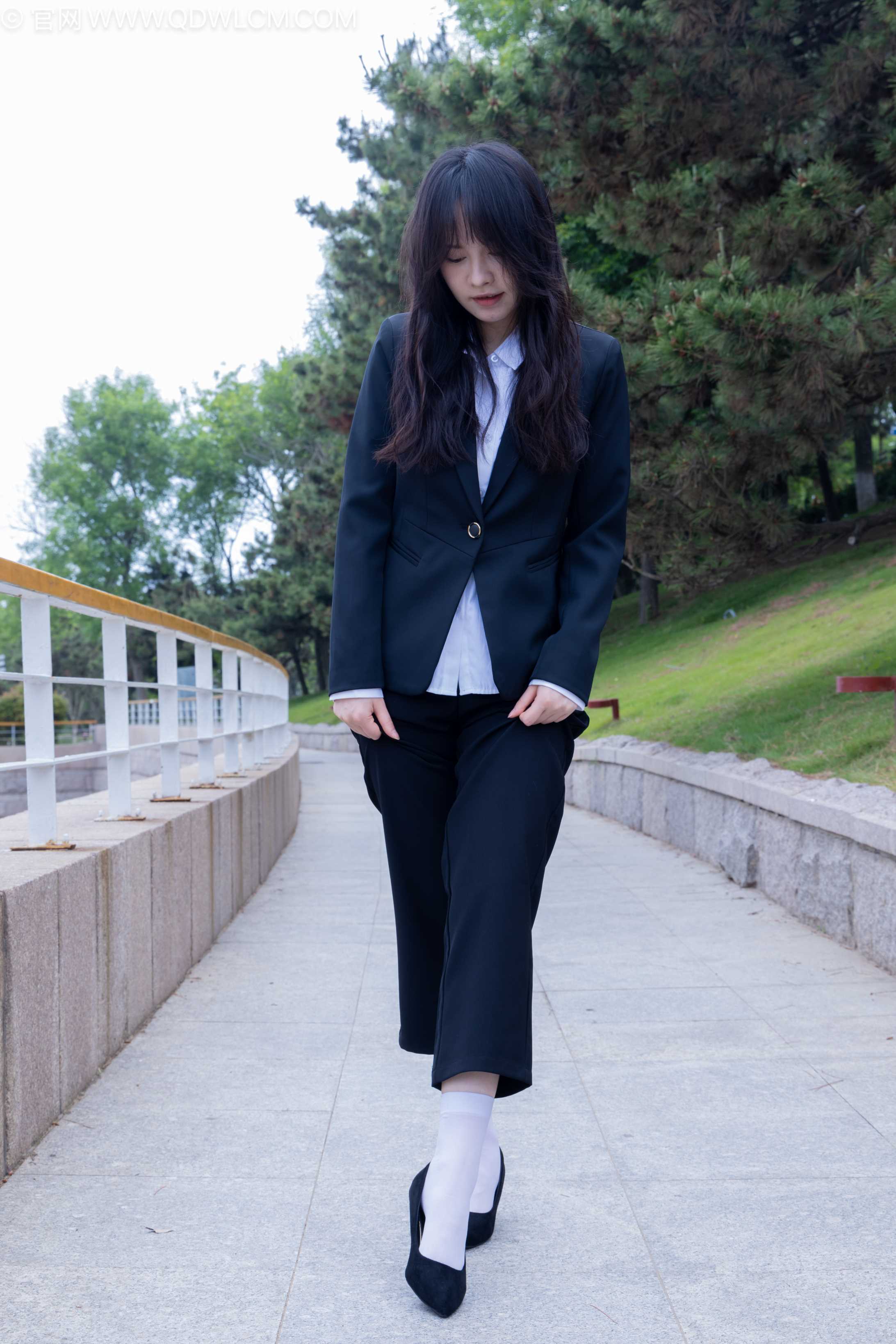 物恋传媒 NO.2238 小酒-高跟鞋、短白丝、ol制服户外[230P-1V-6.94G] 插图4