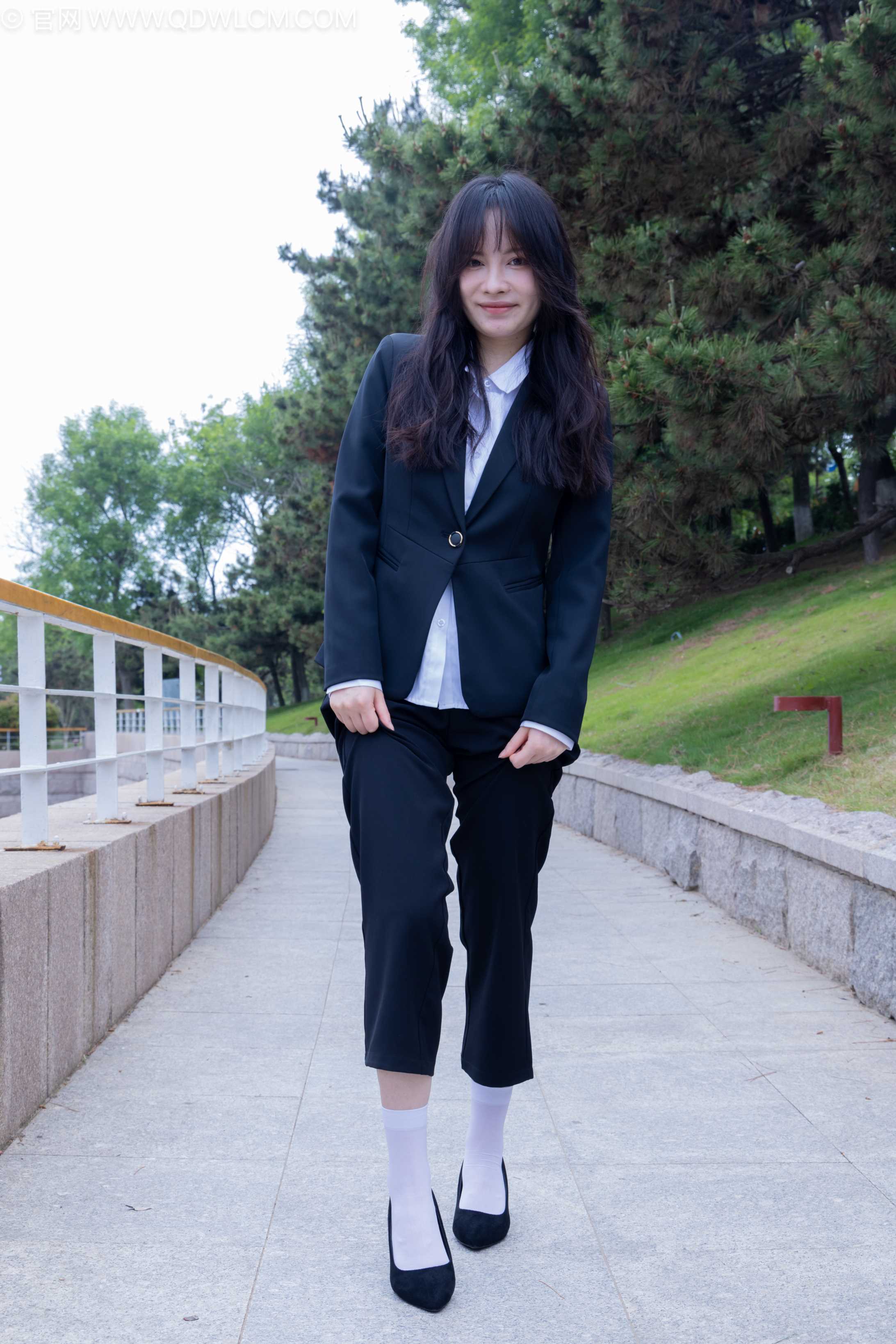 物恋传媒 NO.2238 小酒-高跟鞋、短白丝、ol制服户外[230P-1V-6.94G] 插图2