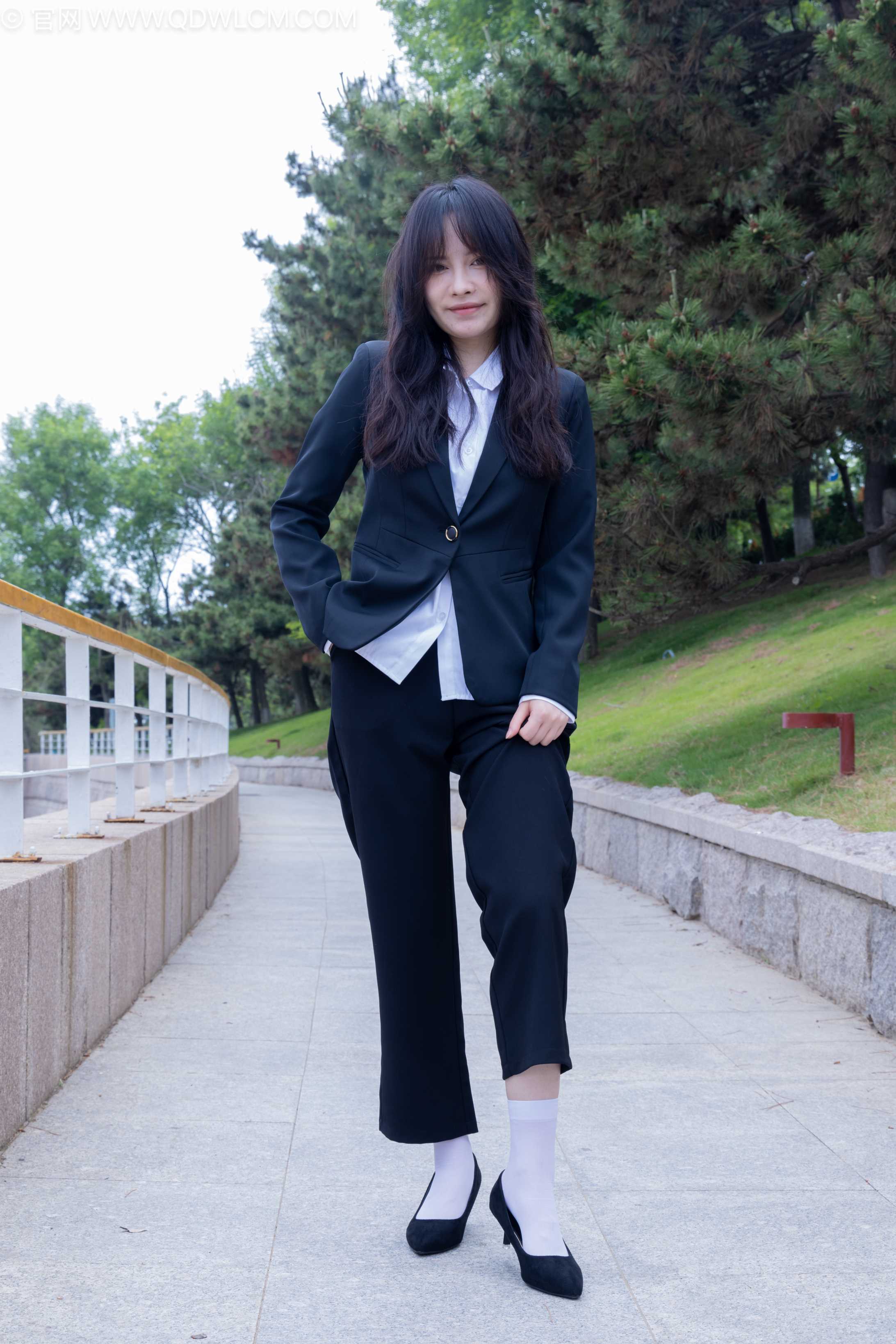 物恋传媒 NO.2238 小酒-高跟鞋、短白丝、ol制服户外[230P-1V-6.94G] 插图5