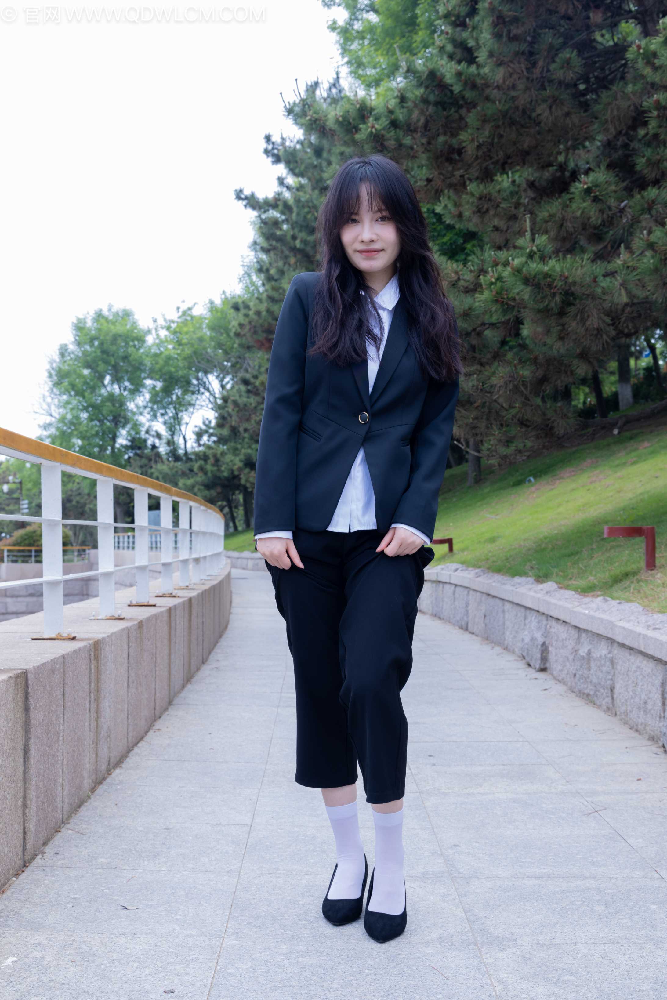 物恋传媒 NO.2238 小酒-高跟鞋、短白丝、ol制服户外[230P-1V-6.94G] 插图3