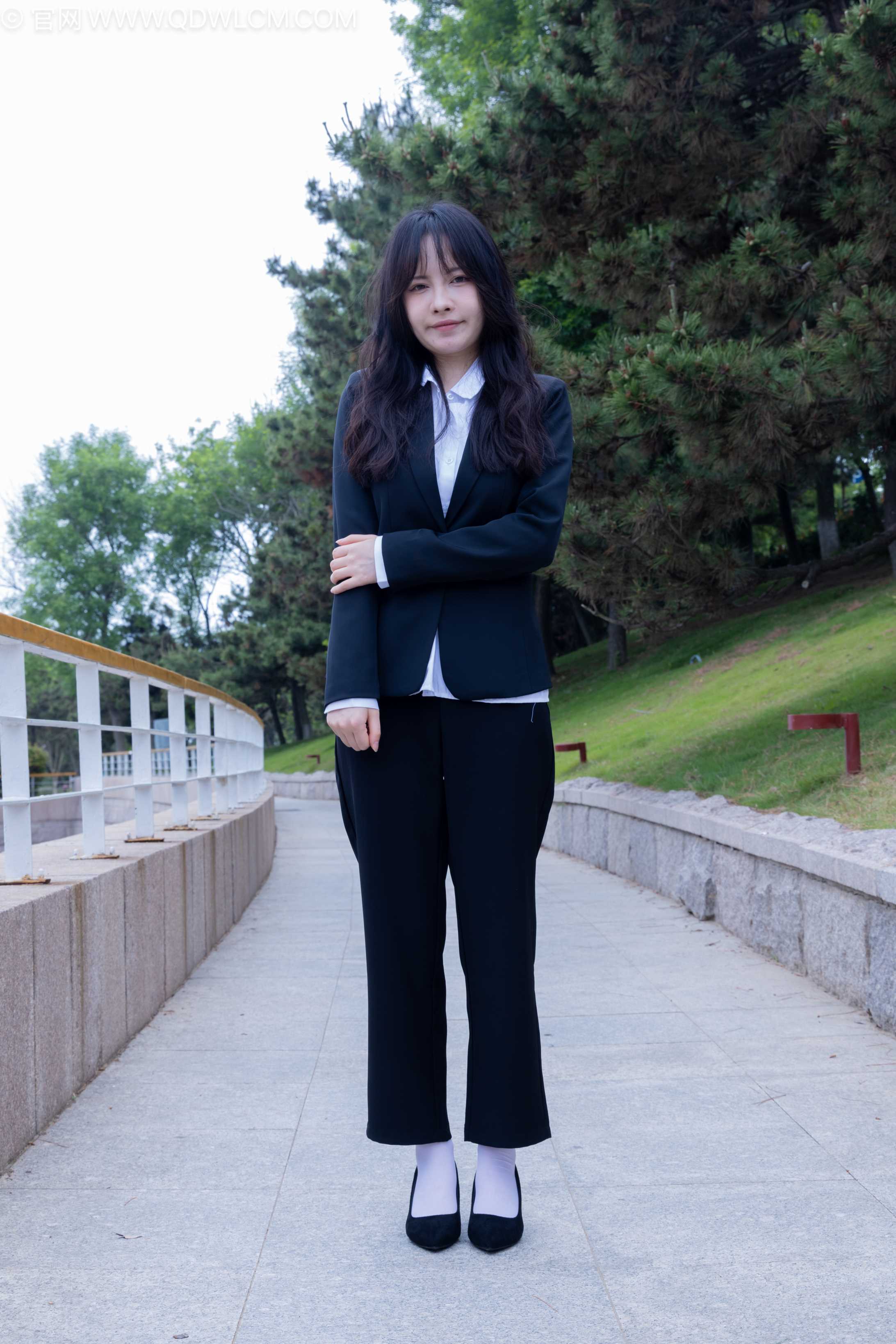 物恋传媒 NO.2238 小酒-高跟鞋、短白丝、ol制服户外[230P-1V-6.94G]