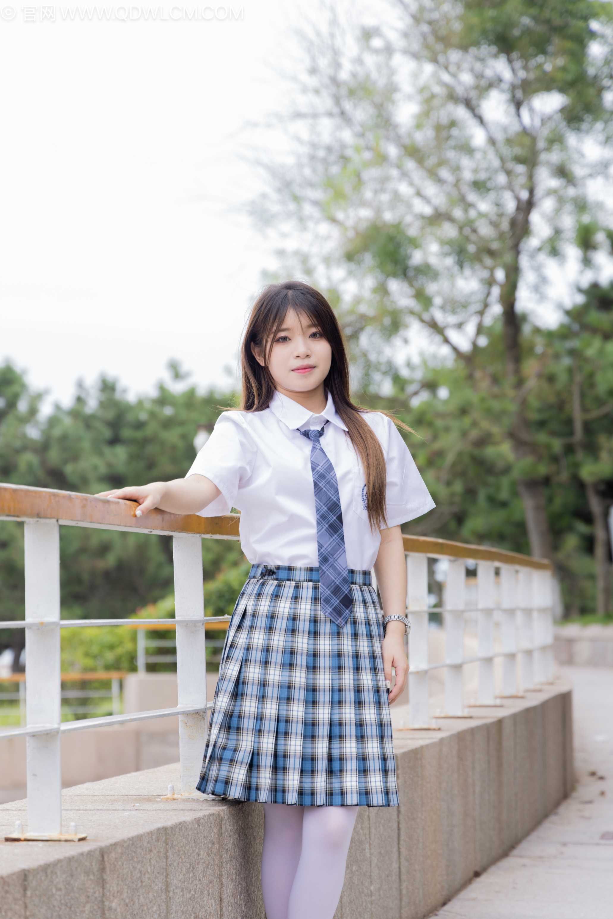 物恋传媒 NO.2242 闪闪-板鞋、户外草地公园沙滩脱鞋丝袜走路剧情（脏袜子）[155P-1V-7.74G]