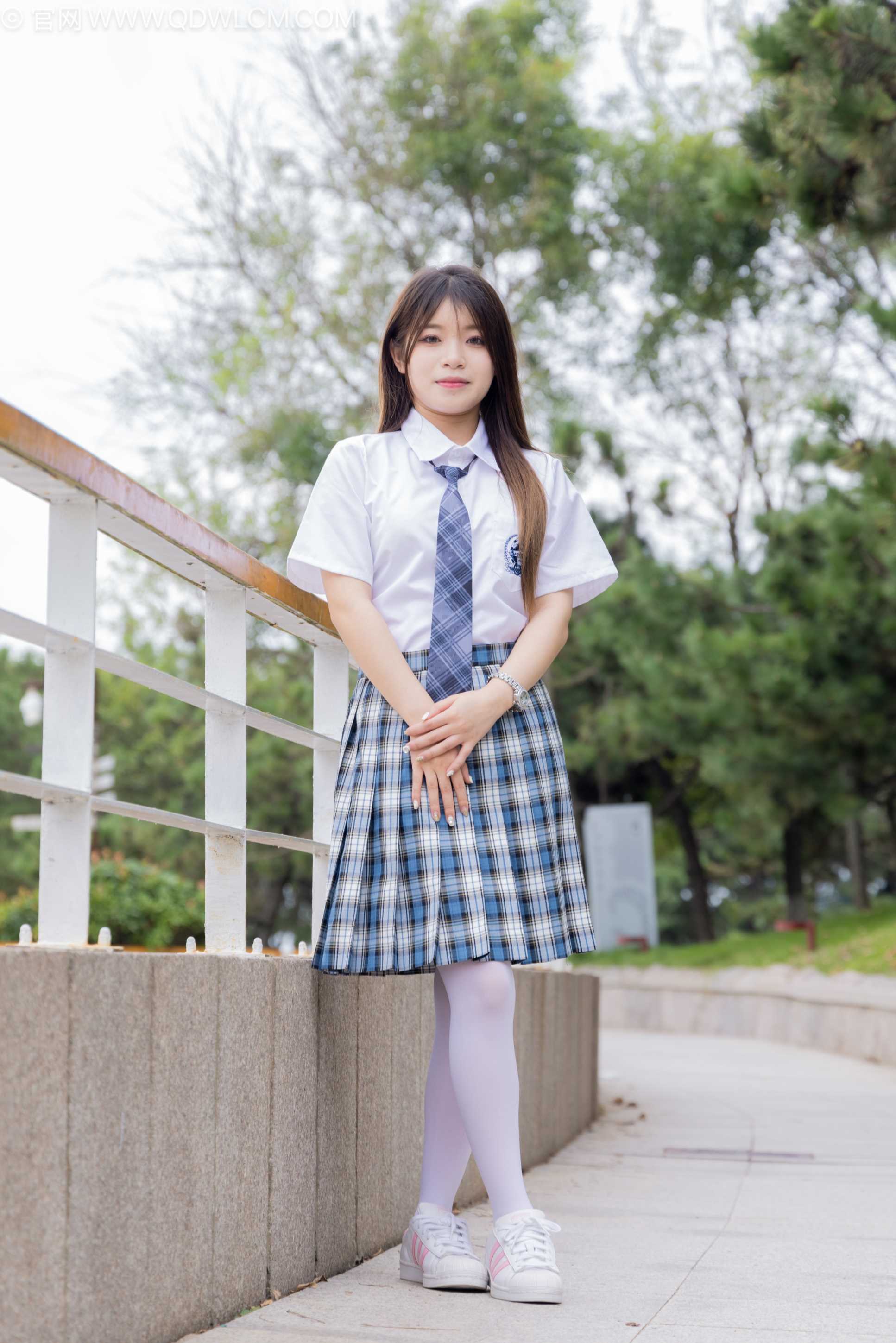 物恋传媒 NO.2242 闪闪-板鞋、户外草地公园沙滩脱鞋丝袜走路剧情（脏袜子）[155P-1V-7.74G]