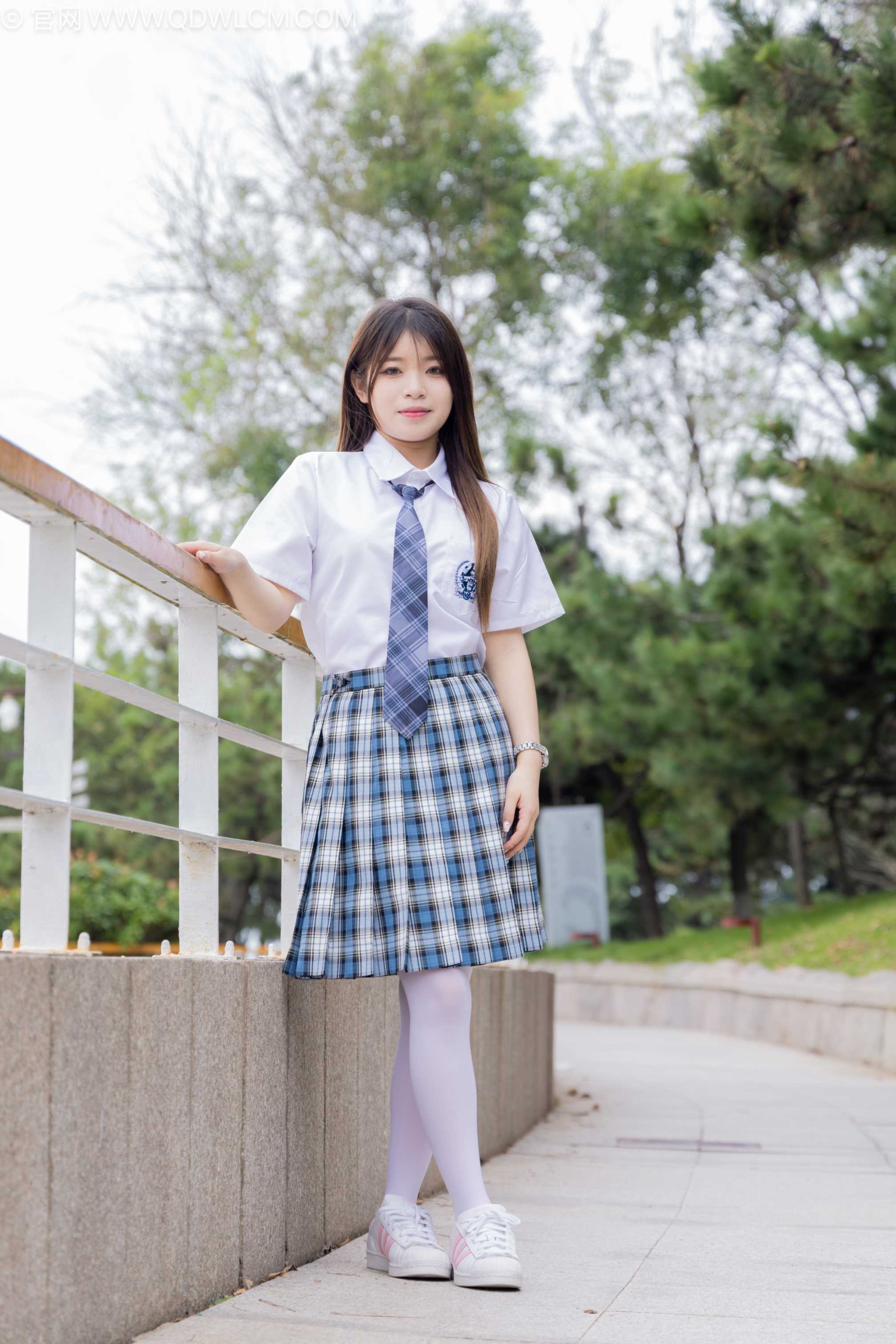 物恋传媒 NO.2242 闪闪-板鞋、户外草地公园沙滩脱鞋丝袜走路剧情（脏袜子）[155P-1V-7.74G]