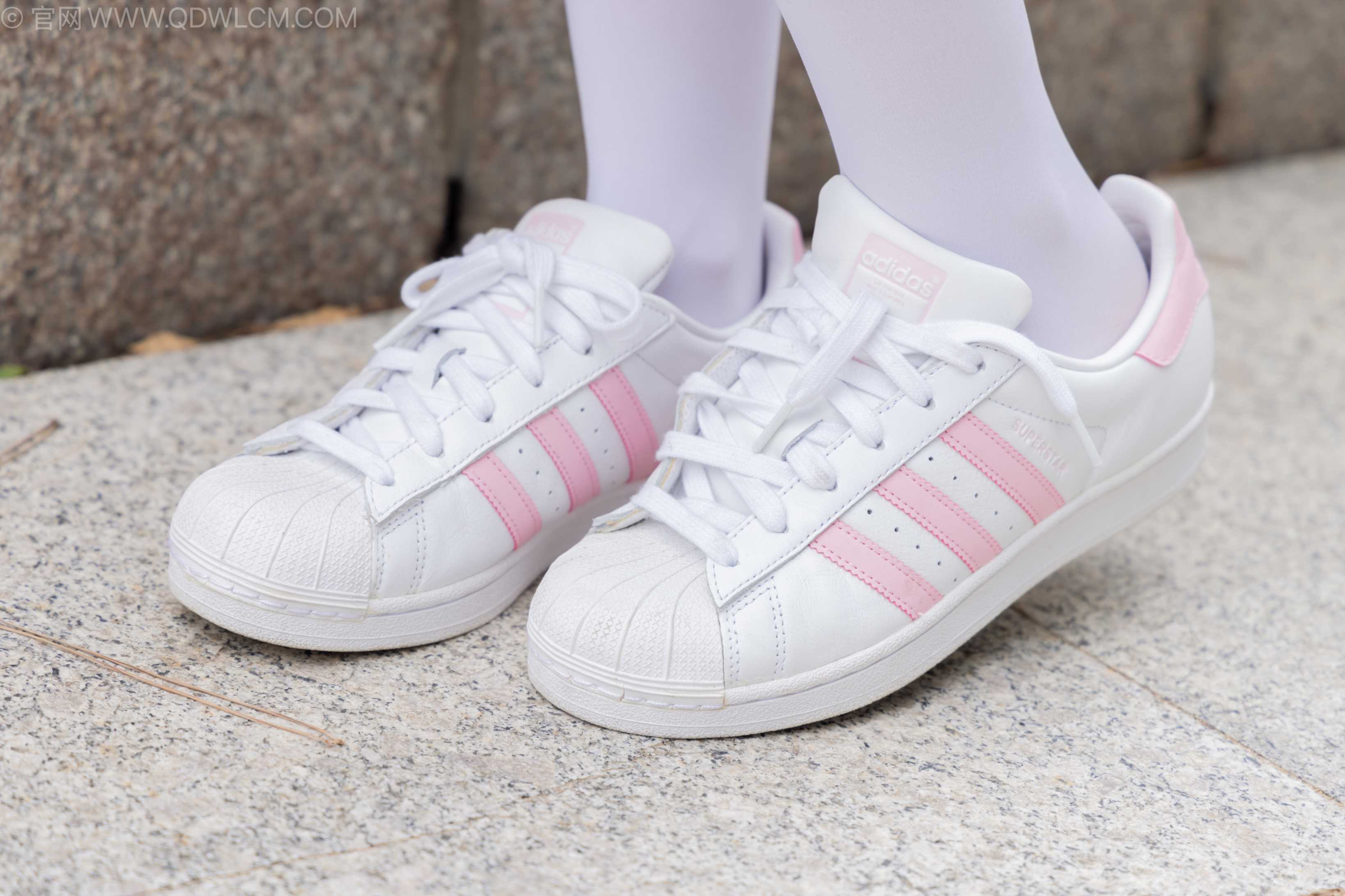 物恋传媒 NO.2242 闪闪-板鞋、户外草地公园沙滩脱鞋丝袜走路剧情（脏袜子）[155P-1V-7.74G]