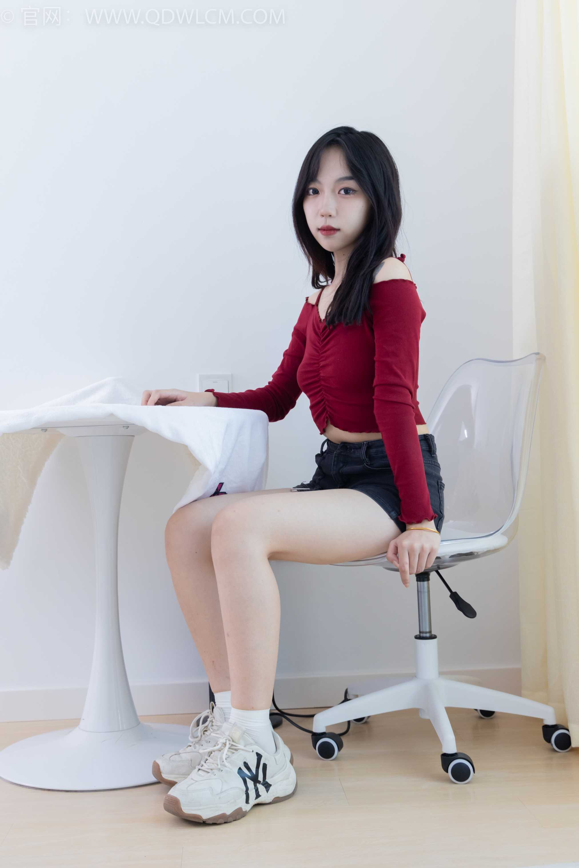 物恋传媒 NO.2253 纱纱-运动鞋、自然穿脏白棉袜 [155P1V-3.81GB]