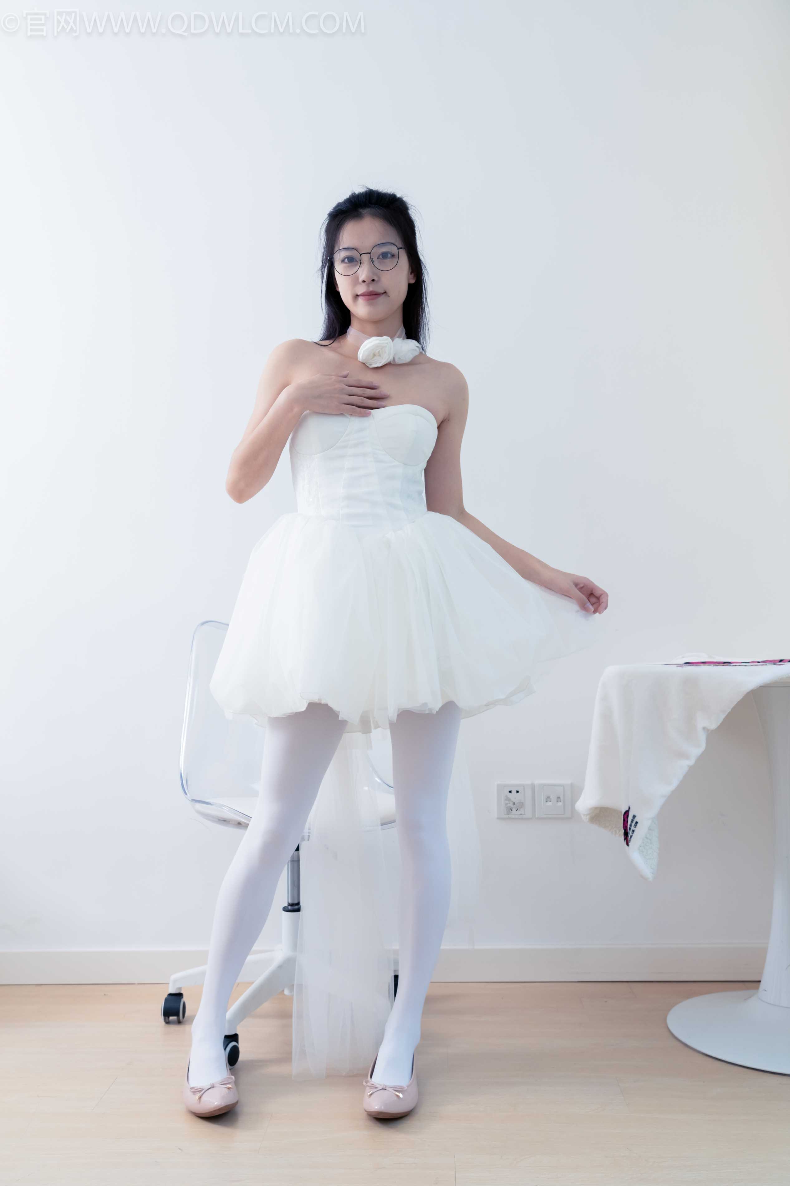 物恋传媒 NO.2268 茯苓-平底鞋、皮筋绑脚老头乐挠脚剧情[169P-1V-5.14G]