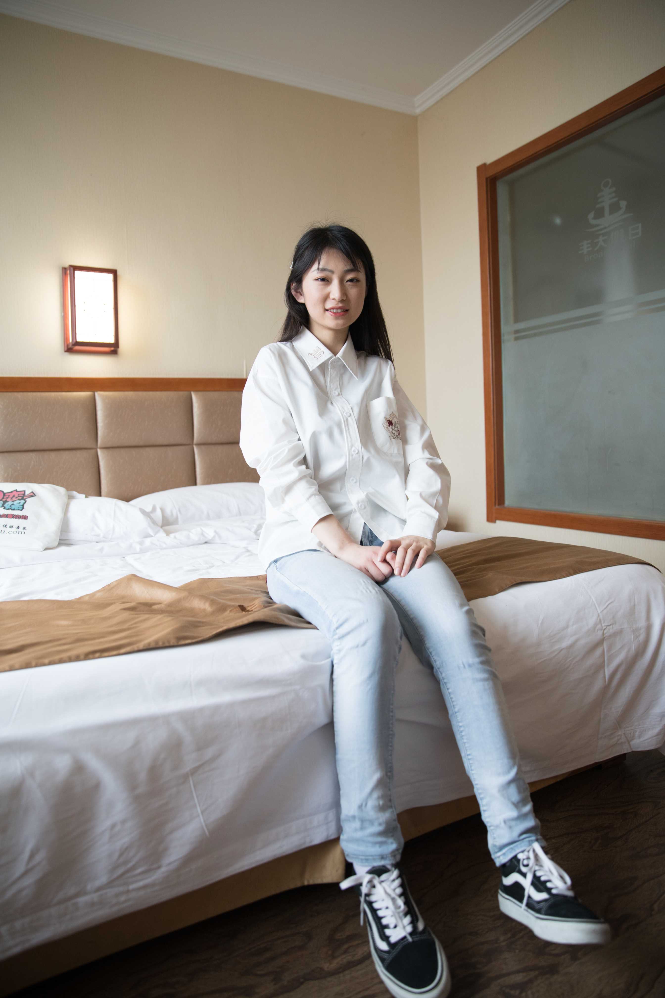 物恋传媒 No.359 小凌-白色衬衣 [172P+1V7.2G]