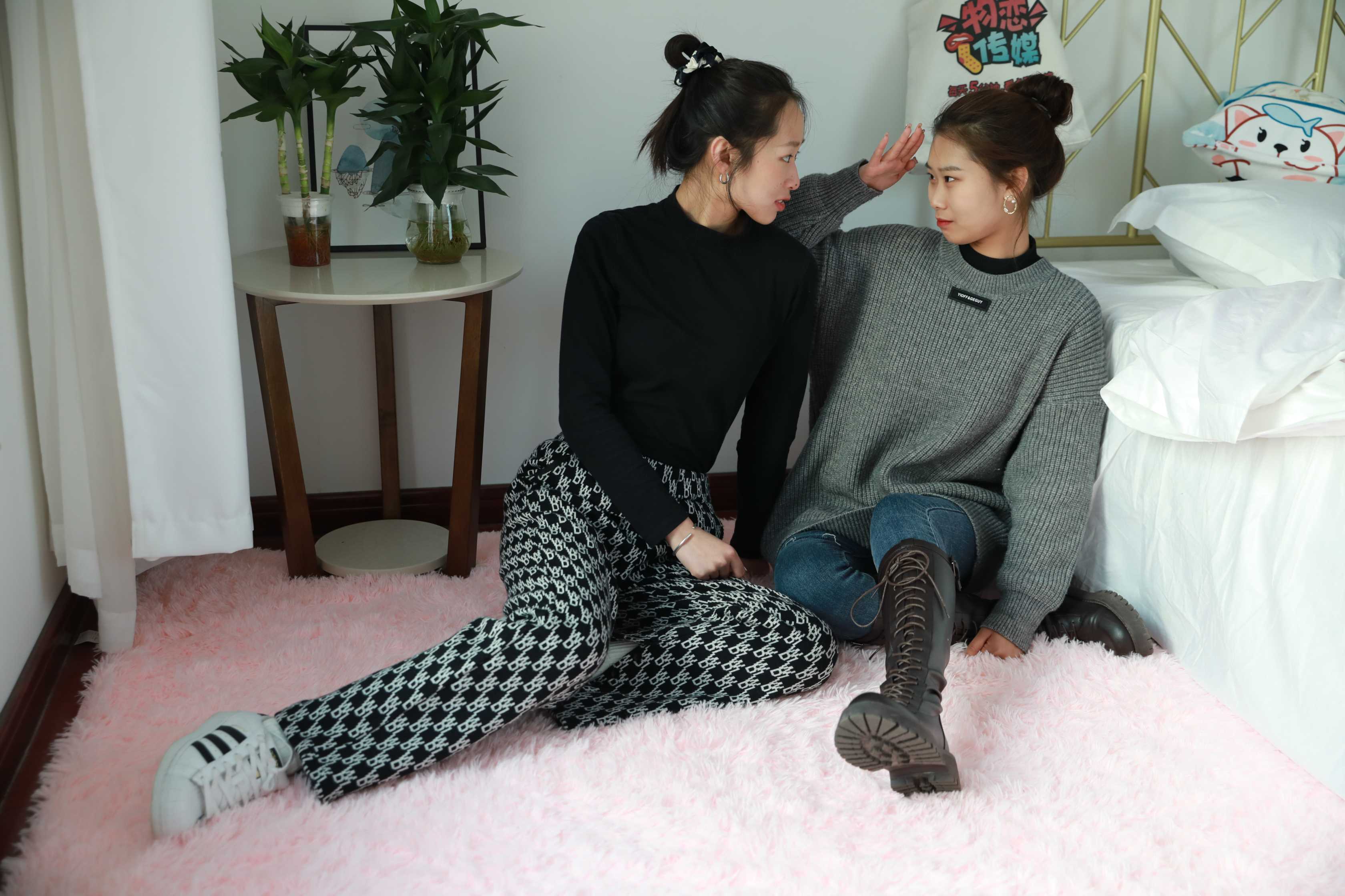 物恋传媒 NO.657 闺蜜-雪里双生  [154P+1V3480M]