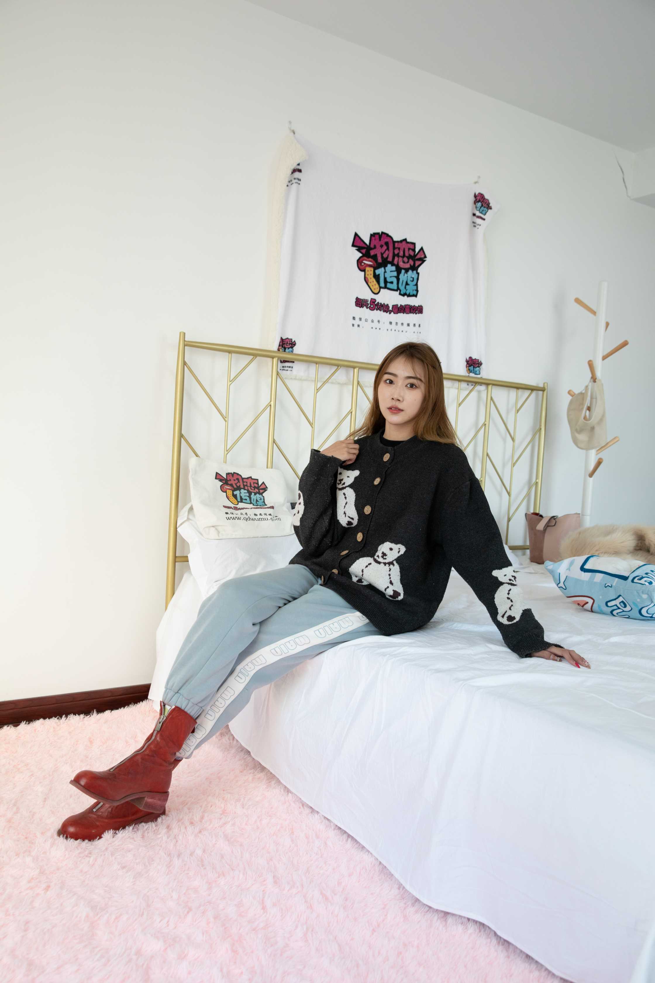 物恋传媒 NO.689 小鹿-快意人生 [142P+1V／3.86G]