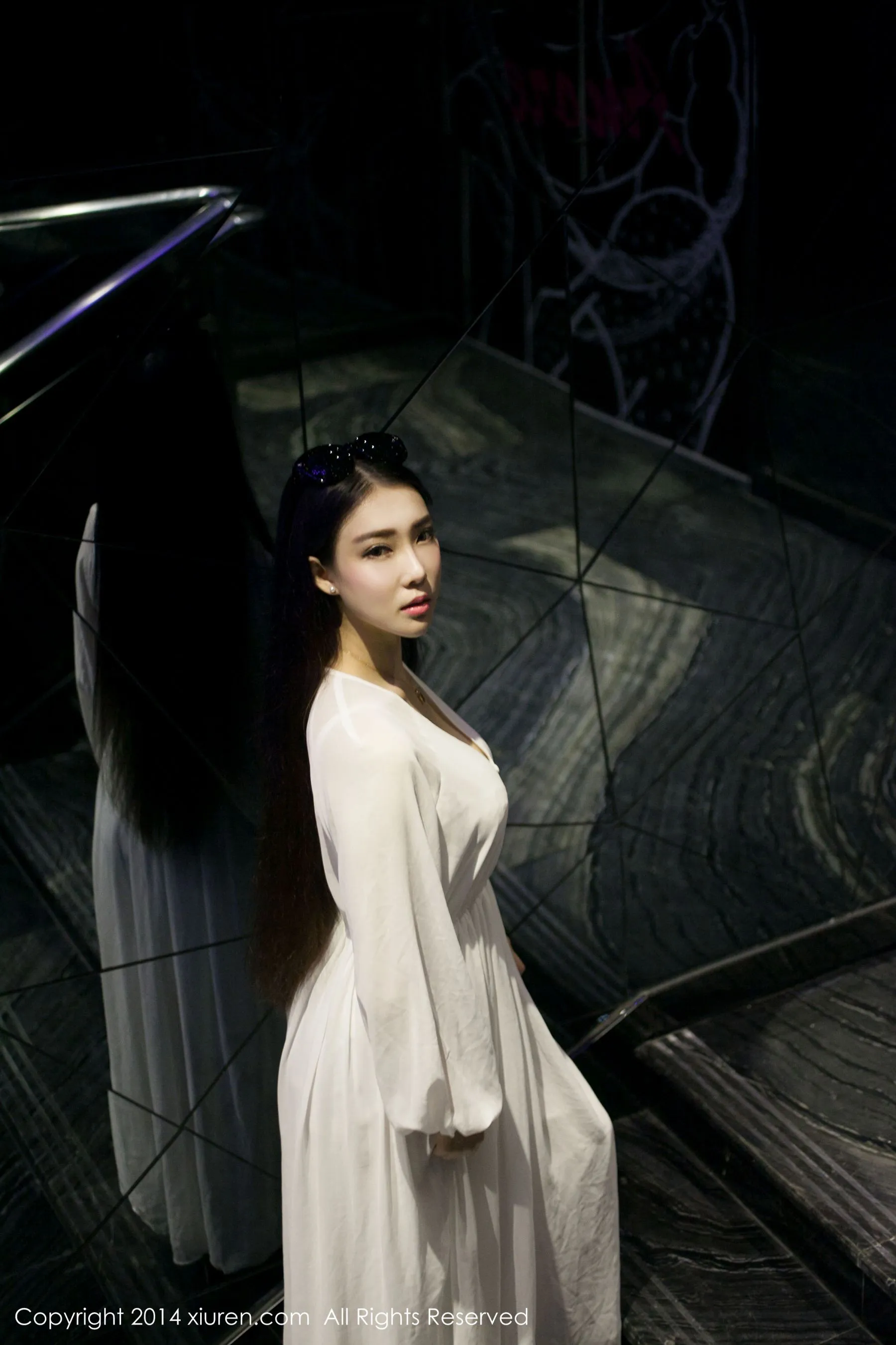 夢娜Vanessa《款款而来的特级女神》 秀人网 No.131