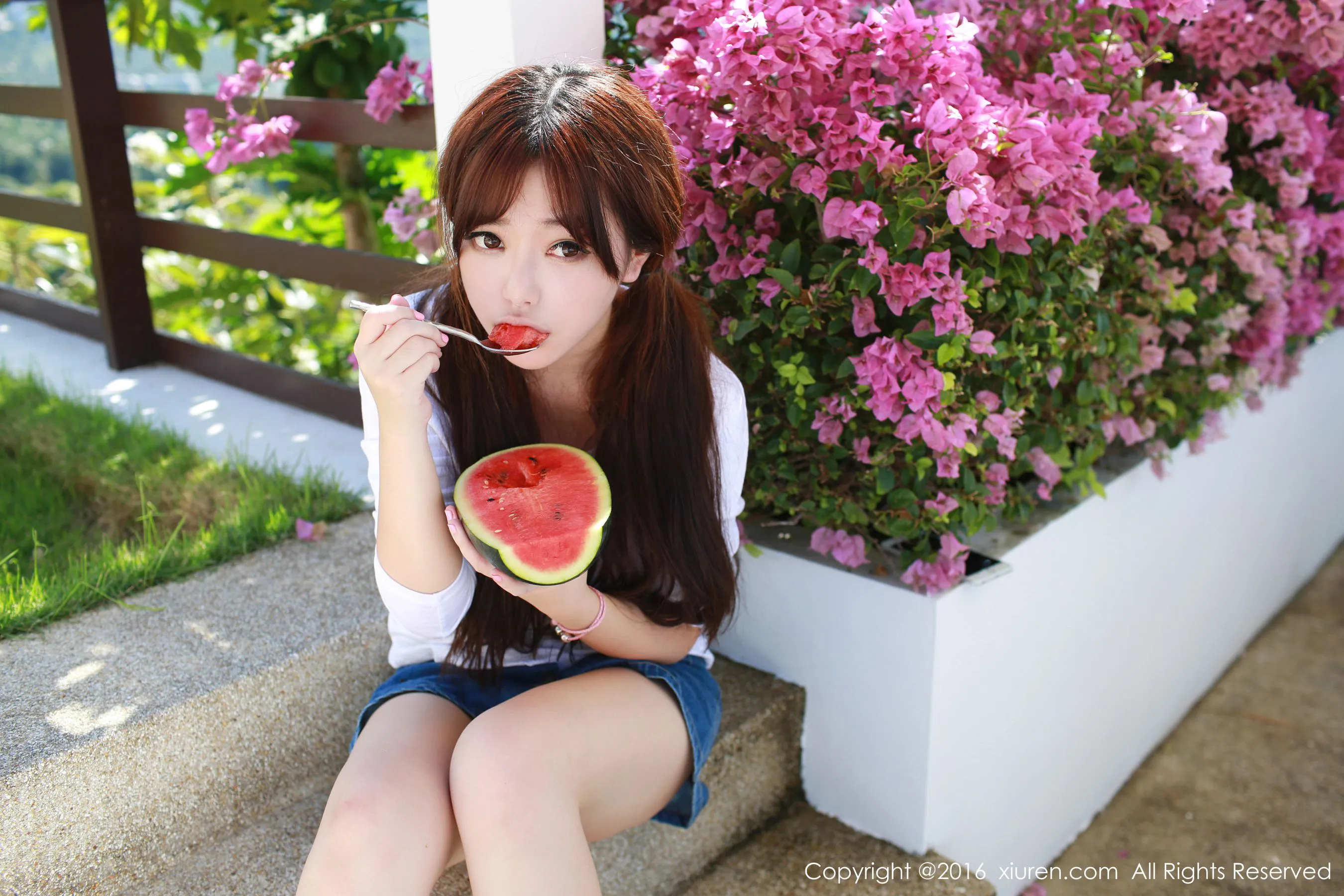 刘飞儿Faye《西瓜+牛仔超短裙+针织内衣》 秀人网 No.490