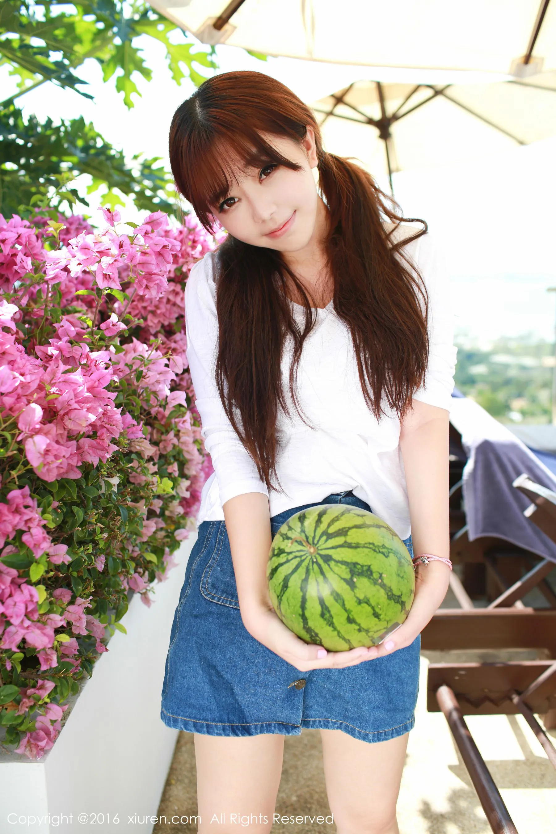 刘飞儿Faye《西瓜+牛仔超短裙+针织内衣》 秀人网 No.490