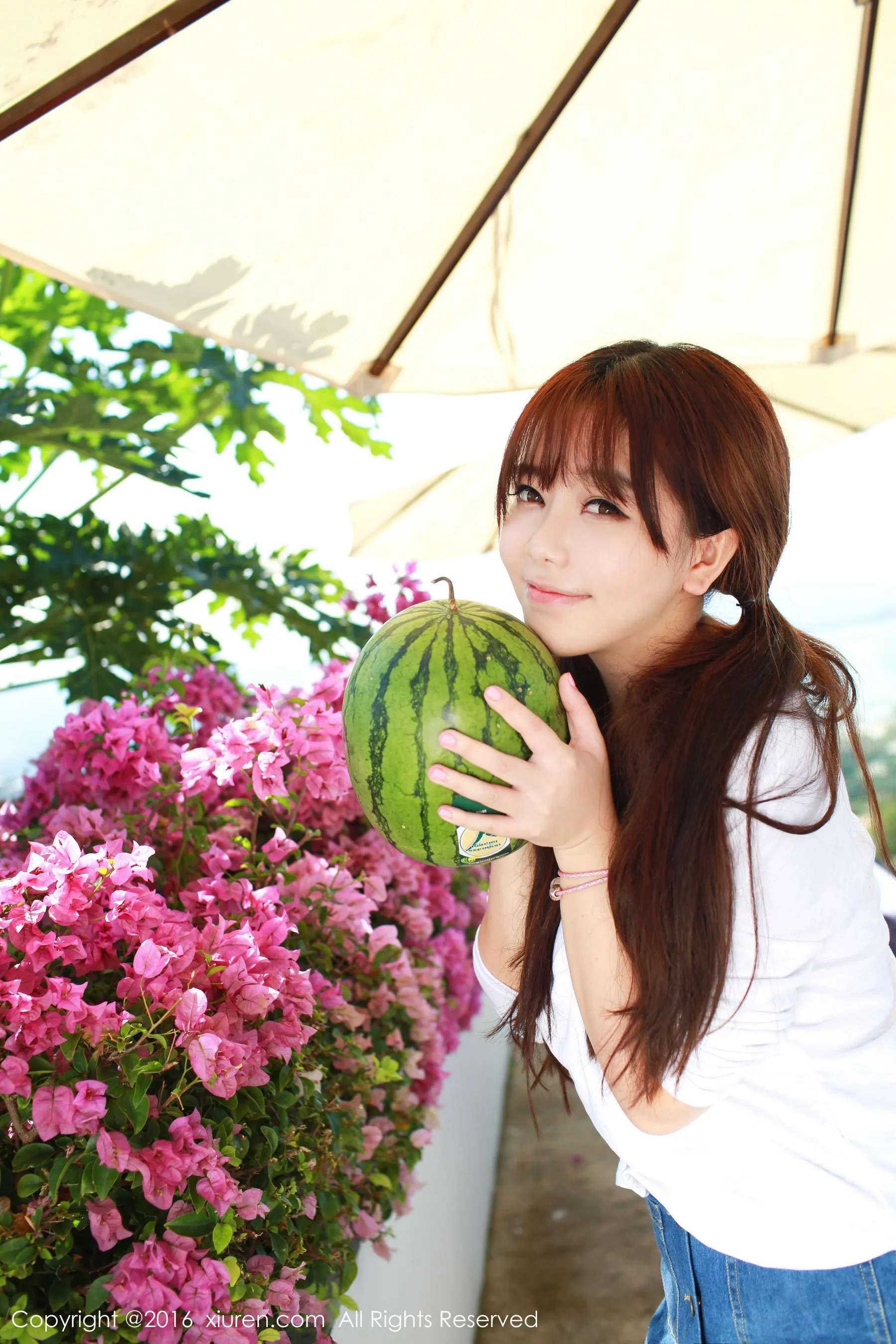 刘飞儿Faye《西瓜+牛仔超短裙+针织内衣》 秀人网 No.490