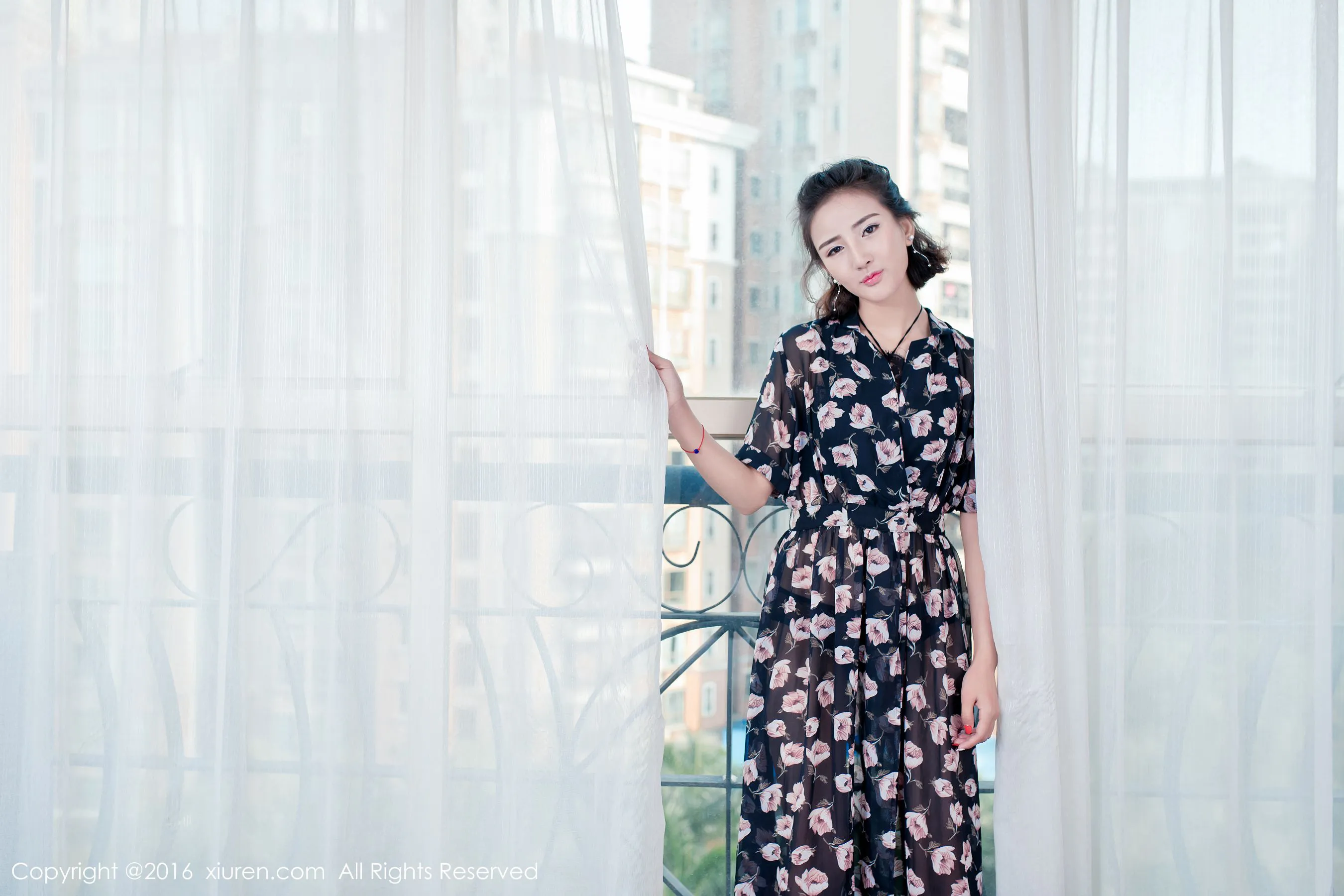 梅哥《集性感、时尚、丝袜美腿一身的秀气妹子》 秀人网 No.561