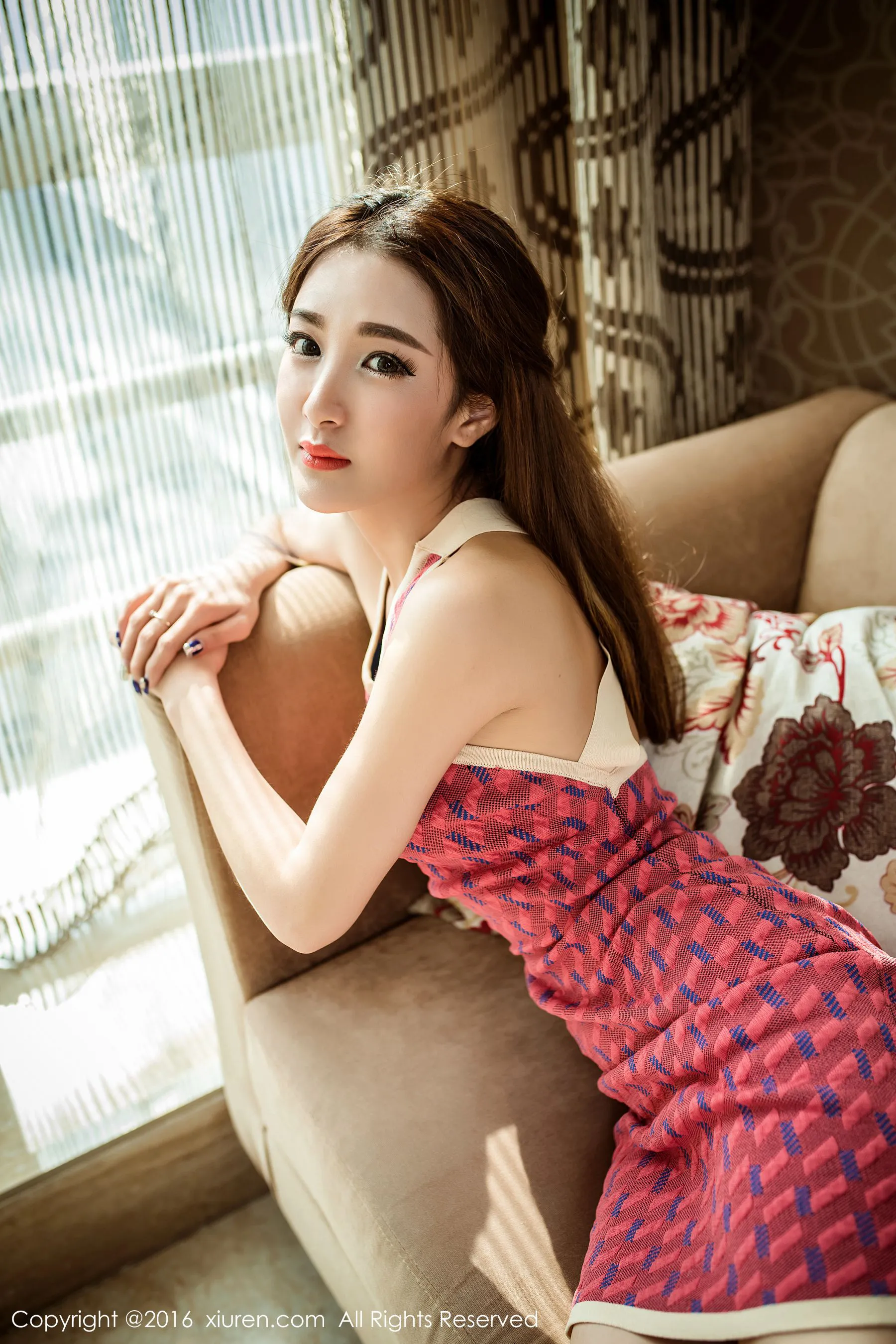 Sugar梁莹《短裙、透纱背心、黑丝》 秀人网 No.569