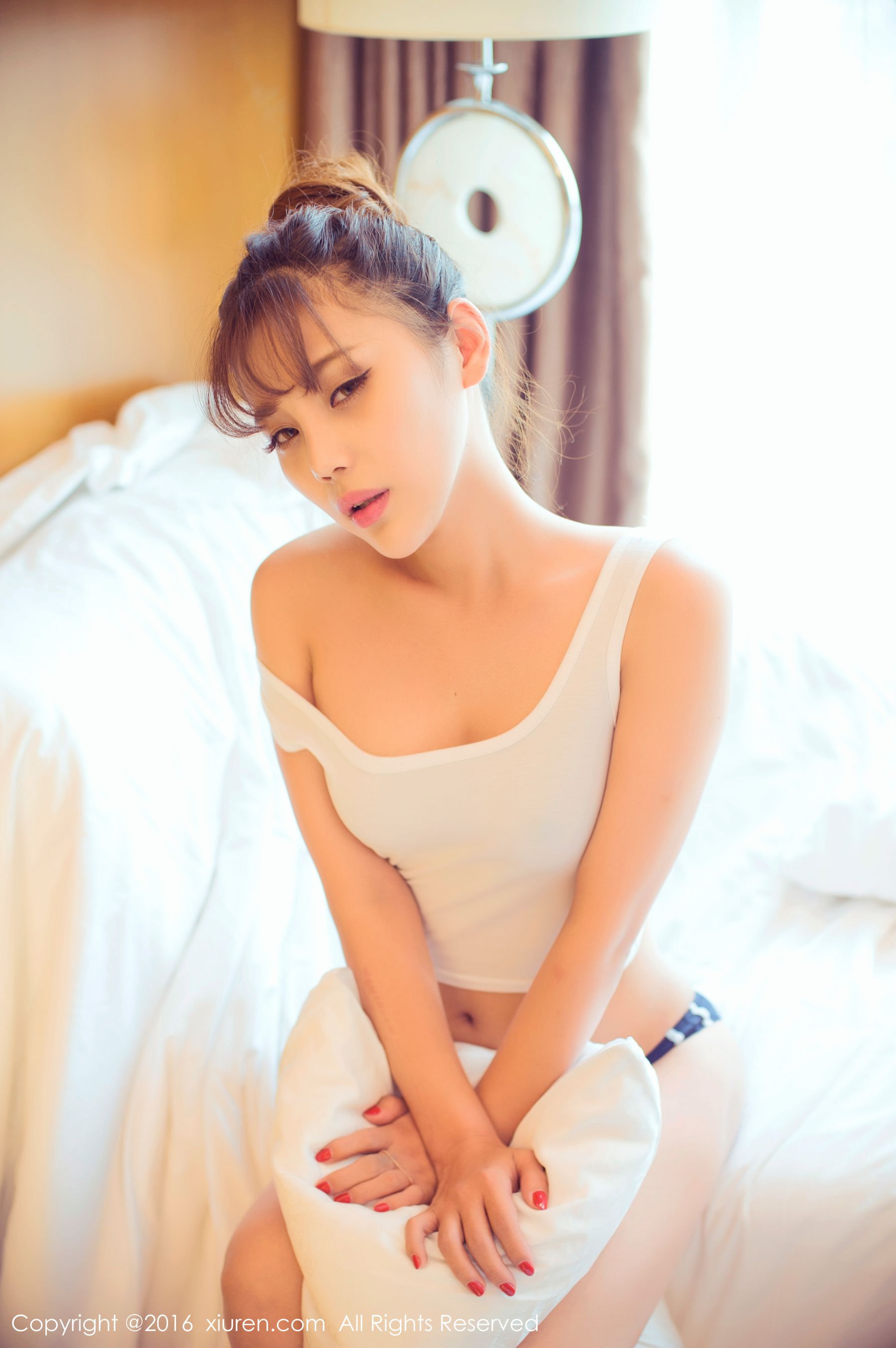 周予然《高叉泳衣、爆乳内衣、高跟美腿、白色超短工字背心装》 秀人网 No.633