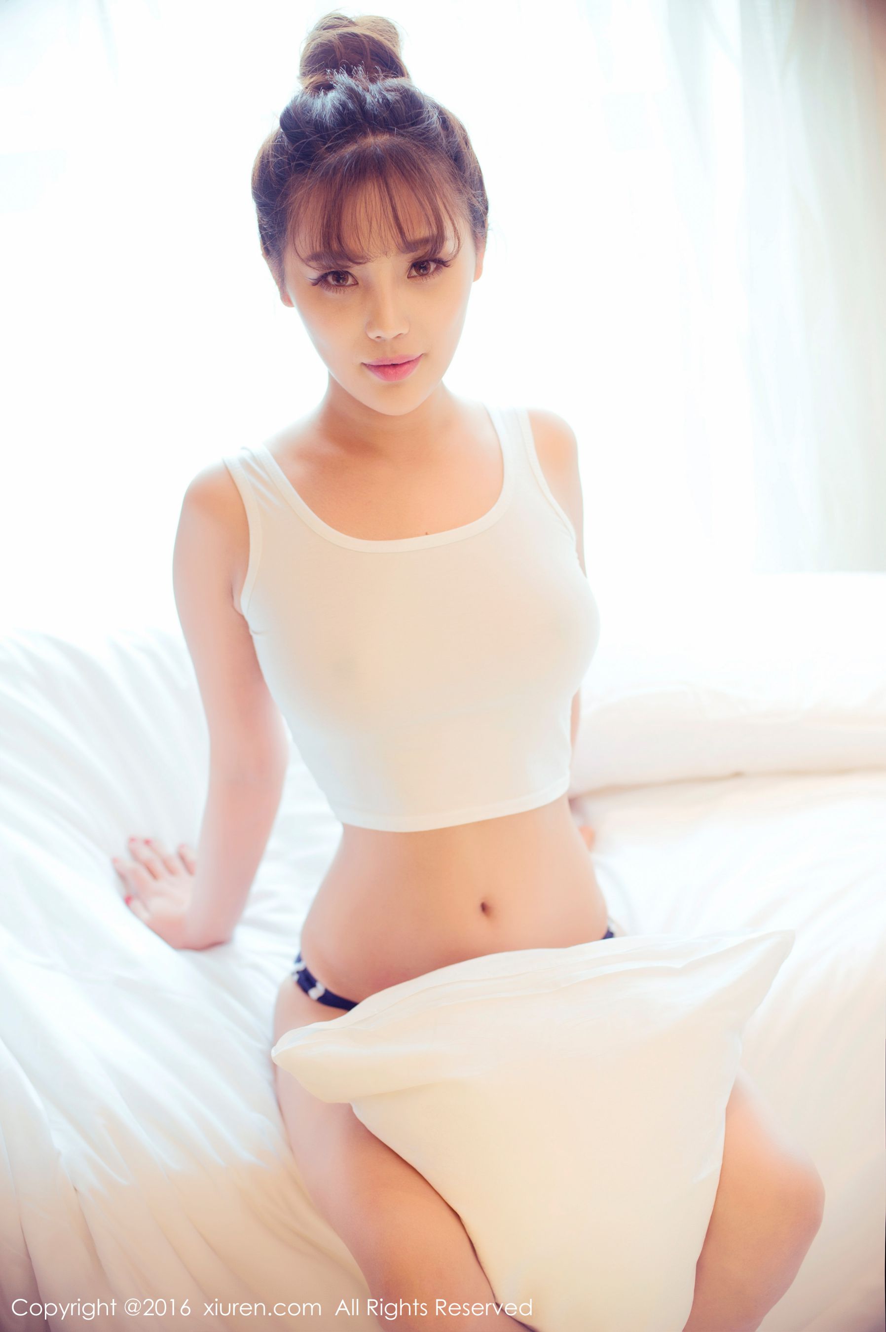 周予然《高叉泳衣、爆乳内衣、高跟美腿、白色超短工字背心装》 秀人网 No.633