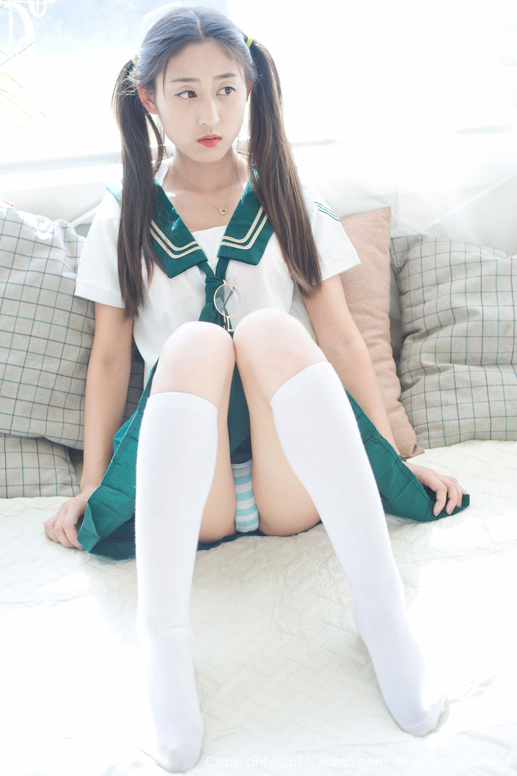 雨涵Iris《学生制服+花瓣内衣》 秀人网XIUREN No.802