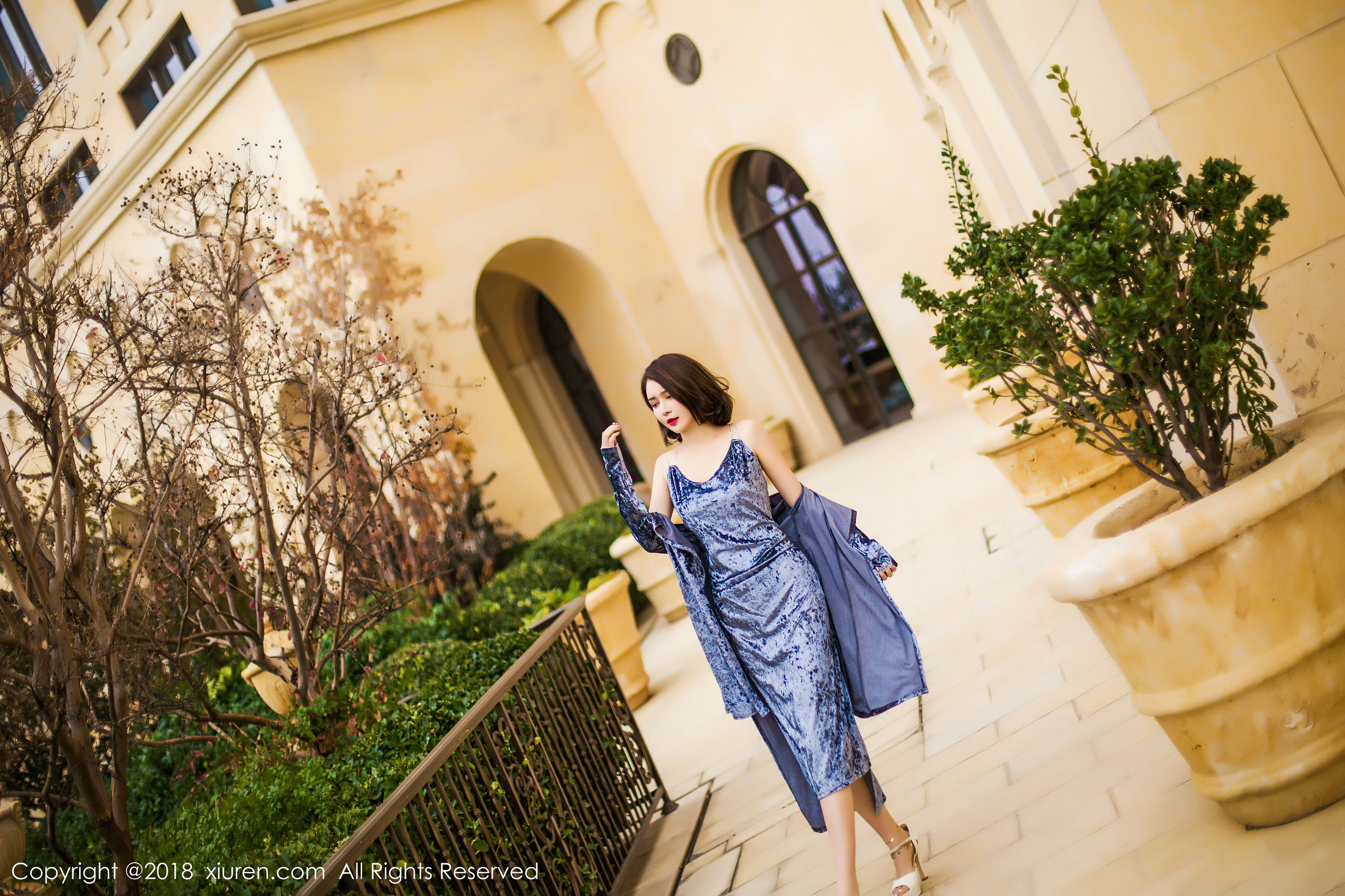 女神@廿十《长裙街拍+内衣+浴袍》 秀人 No.935