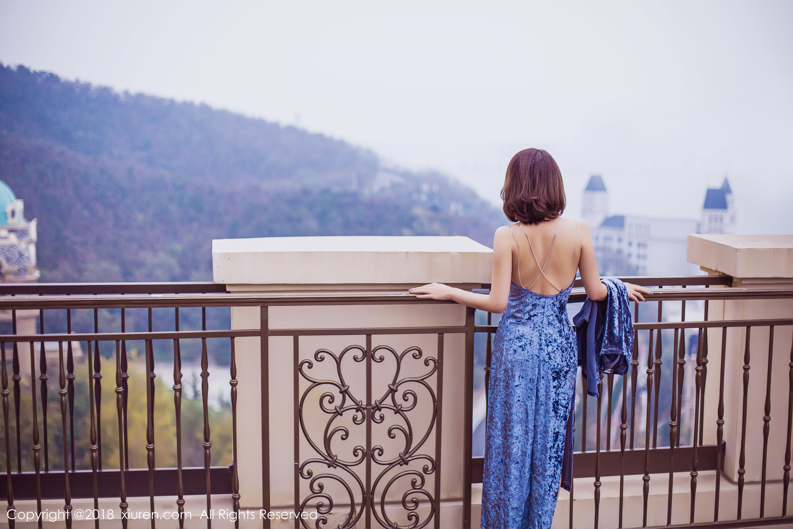 女神@廿十《长裙街拍+内衣+浴袍》 秀人 No.935