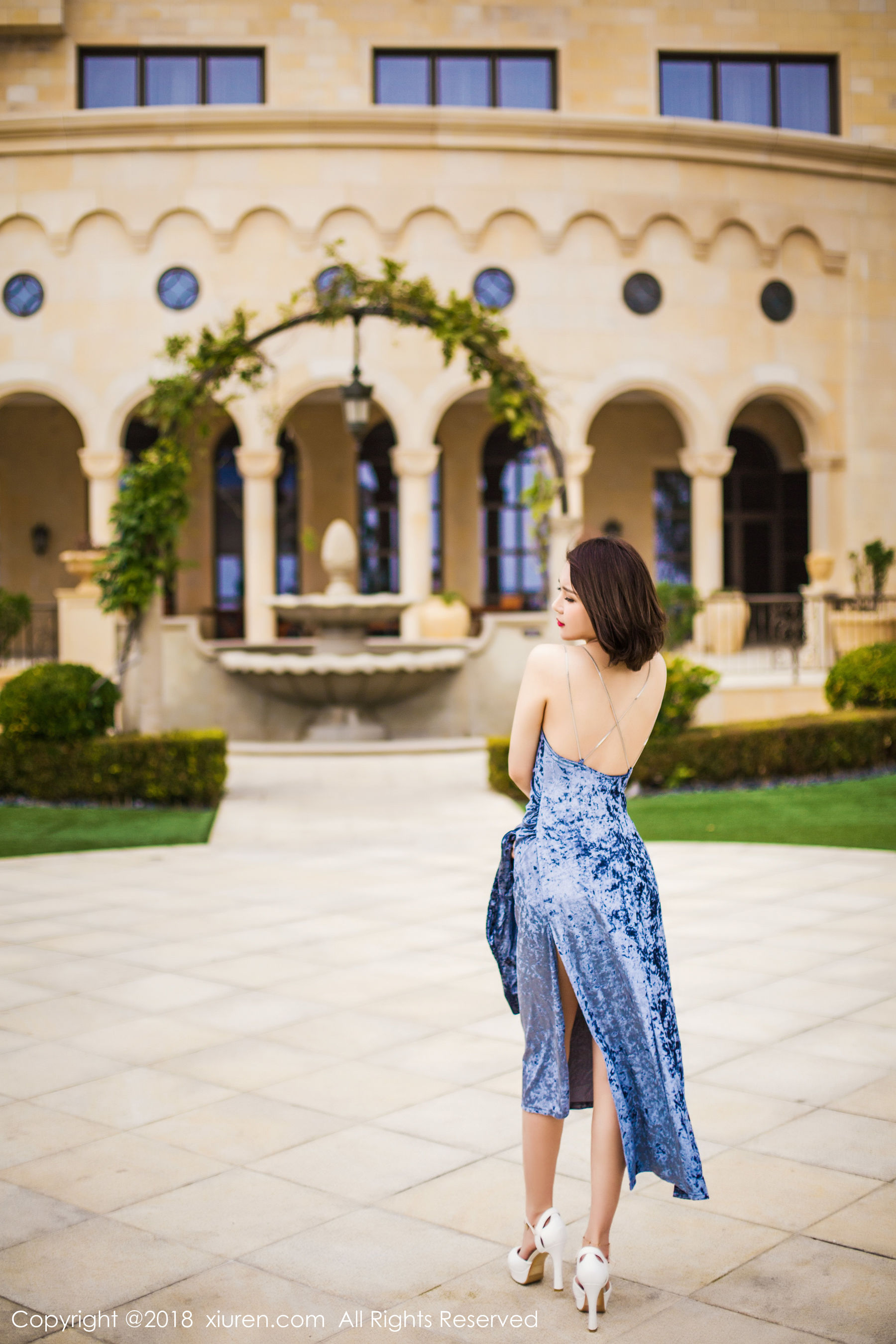 女神@廿十《长裙街拍+内衣+浴袍》 秀人 No.935