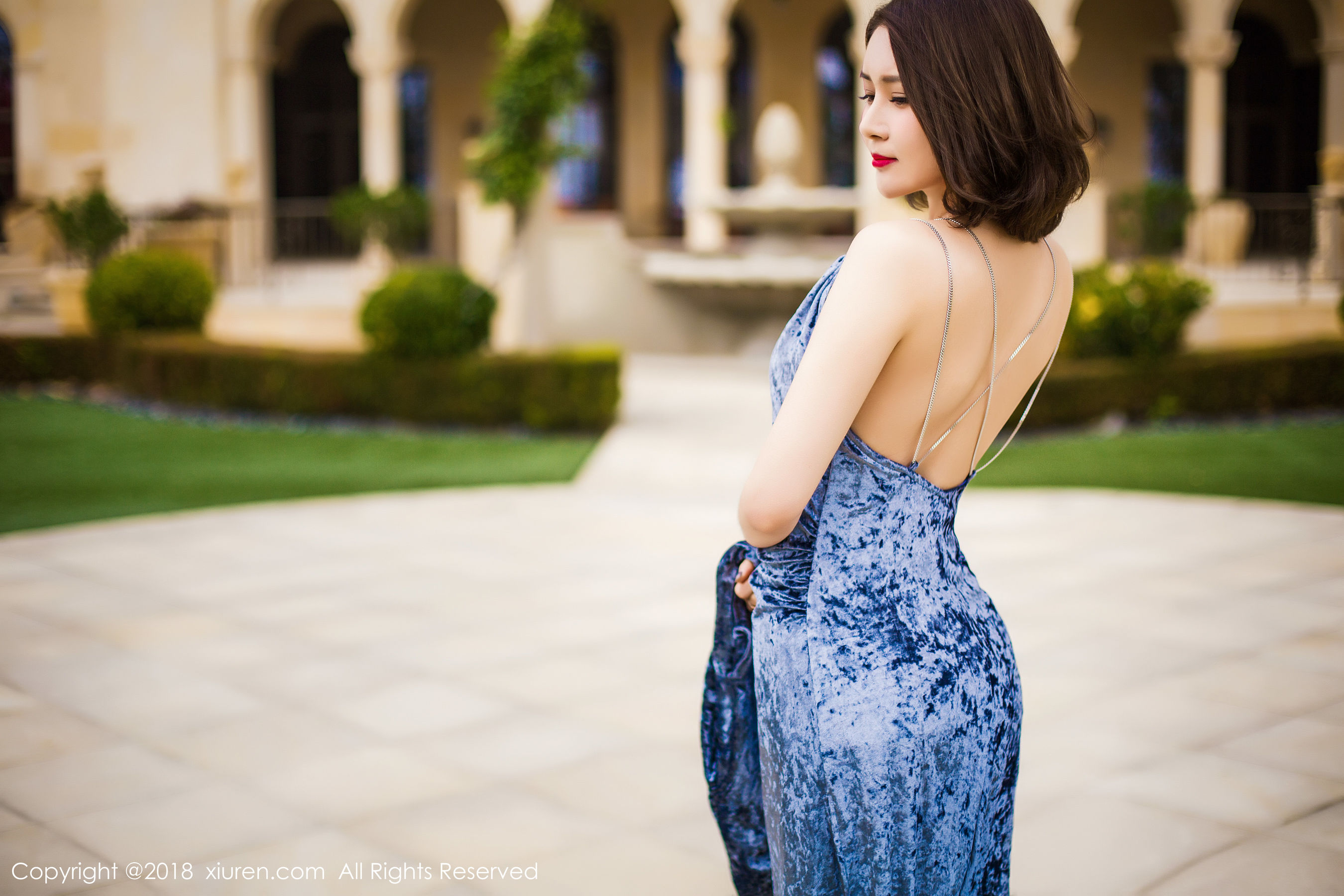 女神@廿十《长裙街拍+内衣+浴袍》 秀人 No.935